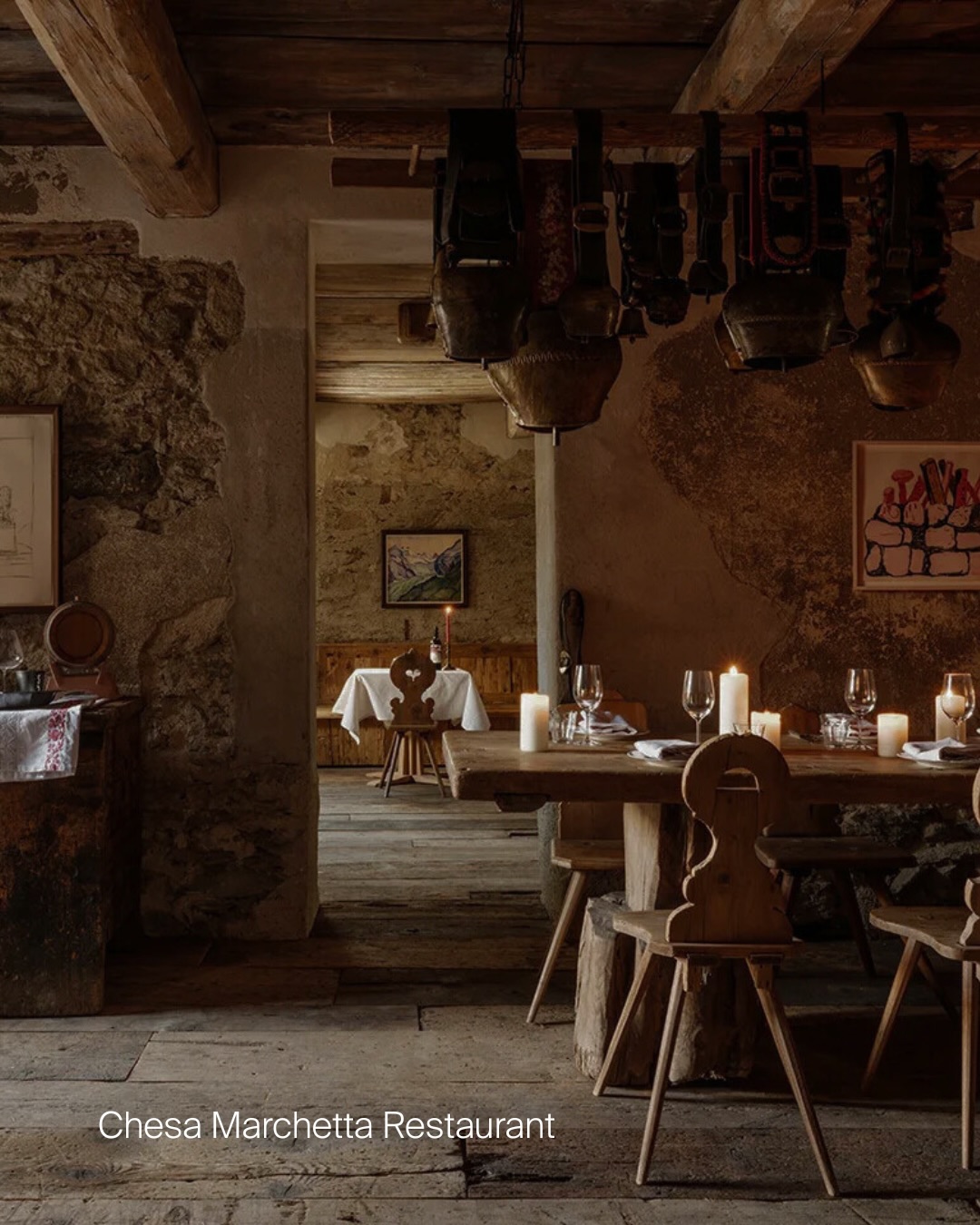 We have already stepped inside the hotel at Chesa Marchetta in Sils Maria, Switzerland. Now — a quieter focus on the restaurant within its walls.
Led by Chef Davide Degiovanni, the kitchen balances Northern Italian refinement with Swiss Alpine authenticity. The seasonal menu draws from the finest producers of the Engadine valley — from truffled gnocchi in brown butter to regional classics interpreted with restraint.
This is not dining for spectacle, but for context — where Alpine tradition, art and precision meet at the table.
For UNIQUELUXURY.TRAVEL, it is a destination within a destination — where Switzerland reveals itself through flavour and atmosphere.
Images: @chesamarchetta @my_artfarm @joel.hunn