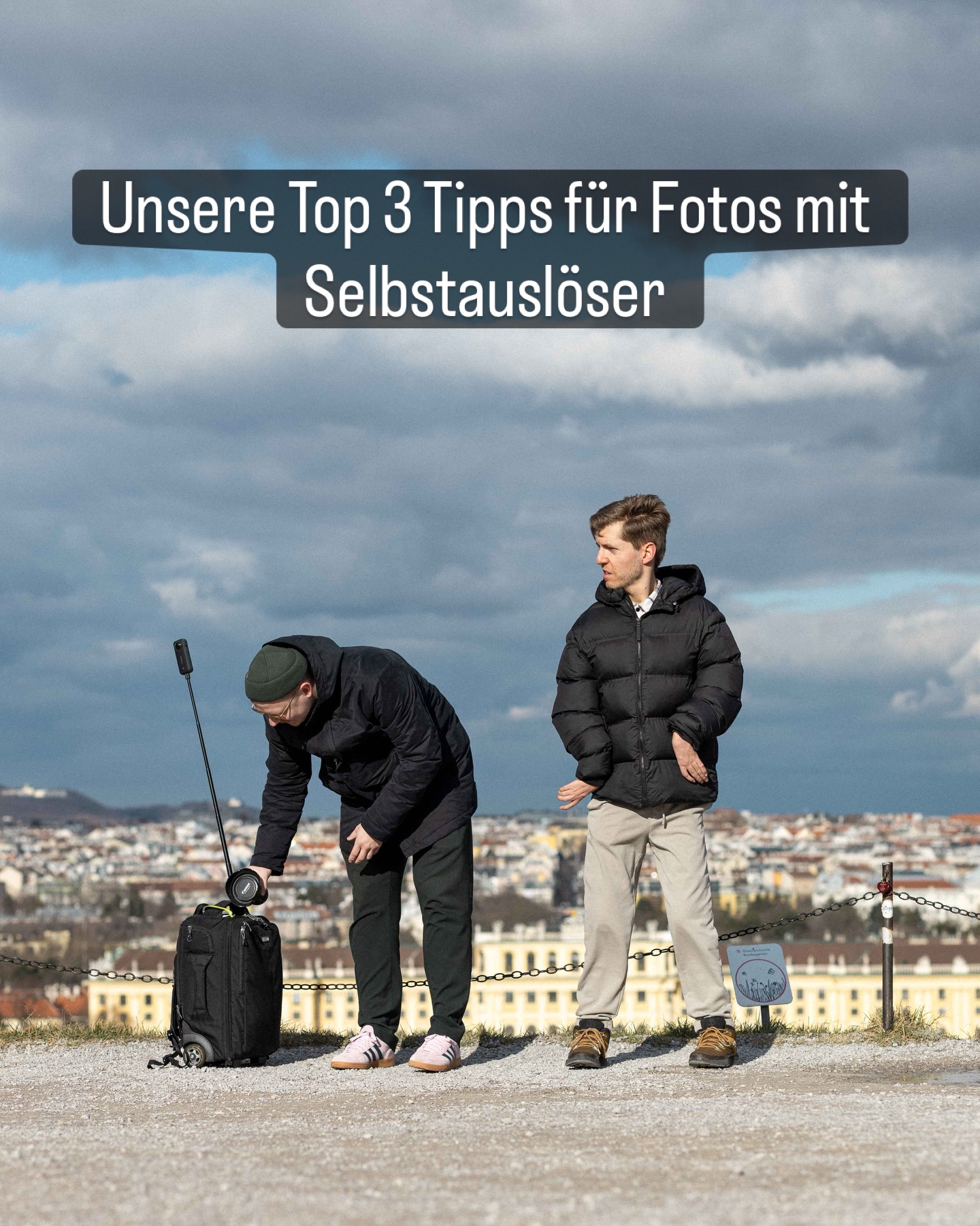 Unsere Tipps für Fotos mit Selbstauslöser:
1. Vergessen wie lange der Timer eingeschaltet ist und das Foto komplett verpassen
2. Die Augen auf jeden Fall geschlossen halten, so sehen Fotos immer besonders gut aus.
3. Den Ort wechseln und am Ende dann doch nach einem 10 Meter Sprint ein ganz passables Foto machen.
Aber mal ohne Spaß: die Selbstauslöserfunktion an Kameras ist mit die Beste für uns, damit wir nicht immer andere Menschen fragen müssen, ob sie ein Foto von uns machen. Kurz eingestellt, auf den Auslöser gedrückt und zu Alex gerannt und schon gibt es - meistens - ganz passable Fotos von uns.
Wichtig - und jetzt gibt es wirklich ein paar Tipps - ist es ein Stativ dabei zu haben. Auf gute Lichtverhältnisse zu achten. Wenn möglich auf manuelle Fokus umzustellen, damit der Fokus nicht ausversehen auf die rennende Person wechselt. Und überlegt euch vorher wie ihr am Ende stehen wollt. Ansonsten gelten die gleichen „Regeln“ wie bei jedem anderen Foto auch.
Und eine andere Person nach einem Foto zu fragen, ist auch immer eine gute Gelegenheit um in Kontakt zu kommen!