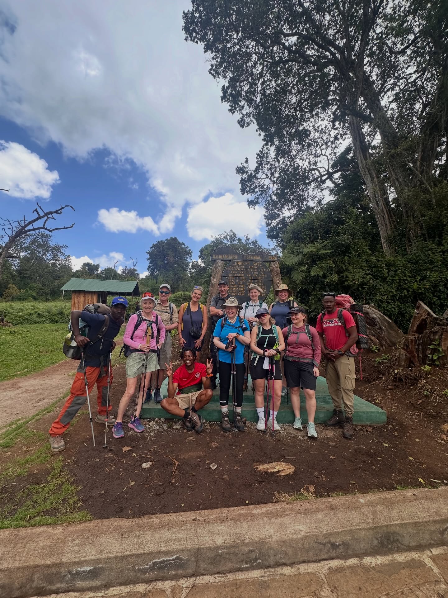 Seinni hópurinn okkar toppaði Kilimanjaro 21.2 kl.8.18! Í febrúar fórum við með 25 manns í tveimur hópum á topp Kilimanjaro um Norðurleiðina – 100% árangur.
Allir komust á toppinn. Norðurleiðin er langbesta leiðin á fjallið og gefur líkamanum besta tímann til að aðlagast hæðinni. Allir eru úthvíldir í efstu búðum tilbúin í toppinn 🙏🏻
Að standa með 25 manns í tæplega 6.000 metra hæð og finna að hver og einn hefur unnið sinn innri sigur – það er ólýsanlegt. Þetta snýst aldrei bara um fjallið. Þetta snýst um traust, seiglu og trú á eigin getu.
Það er ekkert sem jafnast á við augnablikið þegar draumur verður að veruleika á toppi Kilimanjaro 🇹🇿 Næsta ferð 24. janúar 2027, hægt að lesa nánar og bóka hér 👉 https://www.ferdasetrid.is/kilimanjaro27