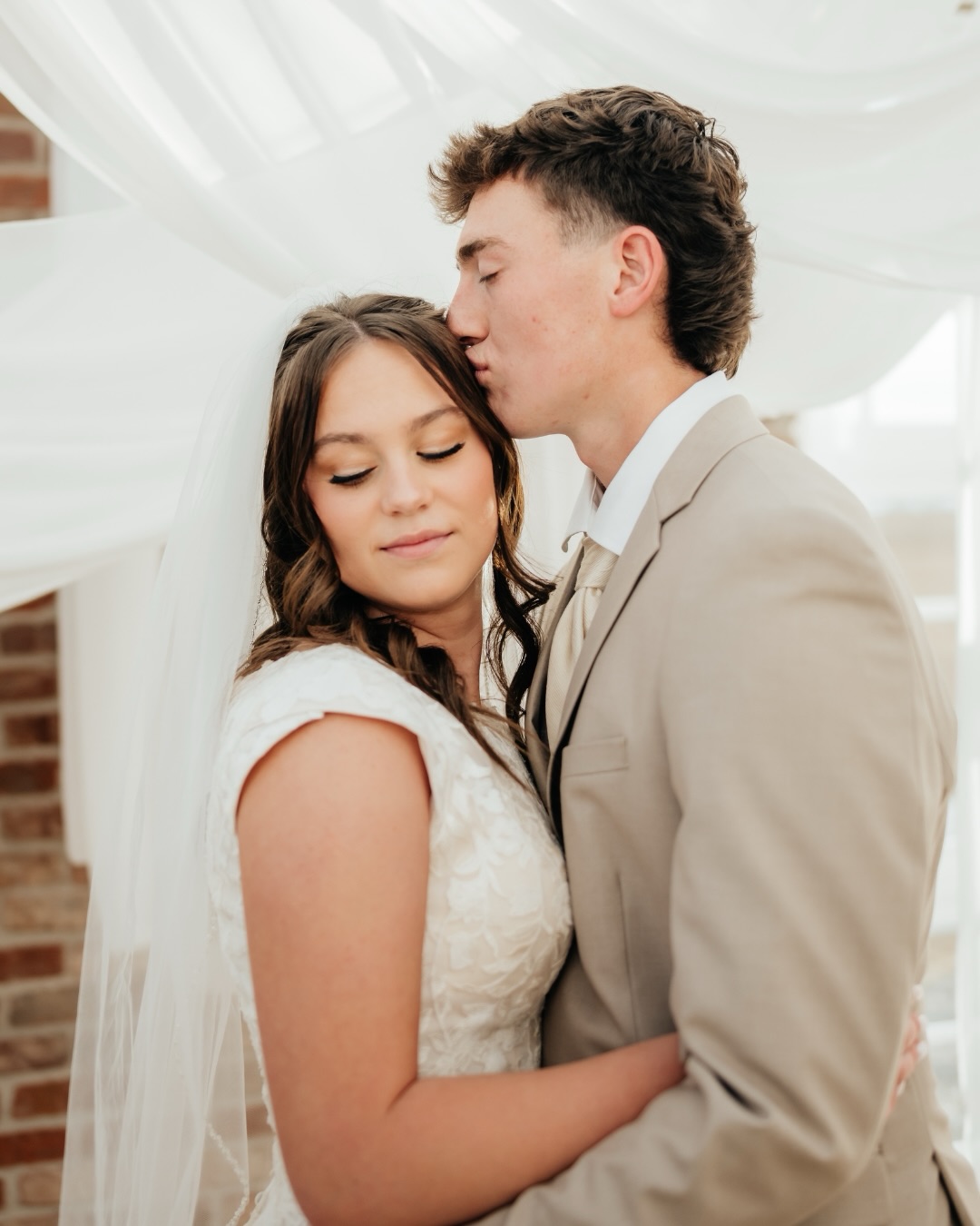 Bridals in a sunroom studio?! 😍📸 yes please!!
Host + Planner @lacycrane.photo
Venue @heartwoodsstudio
Model @sheridan.johnstone
Florals @farmgirlflowers