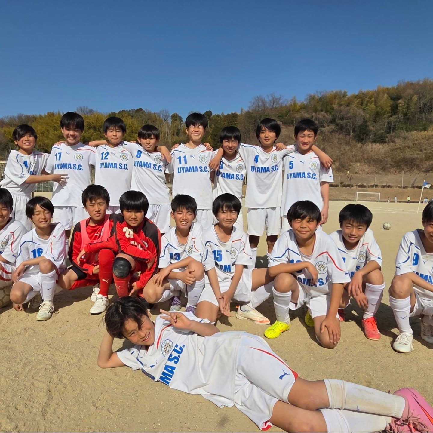 2/23(祝月)梅美台FC 卒団記念大会🏆U-12
2月最後のカップ戦…
悔しくも優勝することは出来ませんでしたが、
1つ1つのプレーに成長を感じる場面があったのは
良かったです😊
みんなの普段の努力が見えました👏
後は結果として、チームで優勝を目指すのみ!!
カップ戦も残りわずかですが、宇山の底力を見せてやりましょう💪
体調管理、怪我だけは気を付けてください!
#宇山SC
#宇山sc
#大阪府枚方市
#大阪サッカー
#少年サッカー