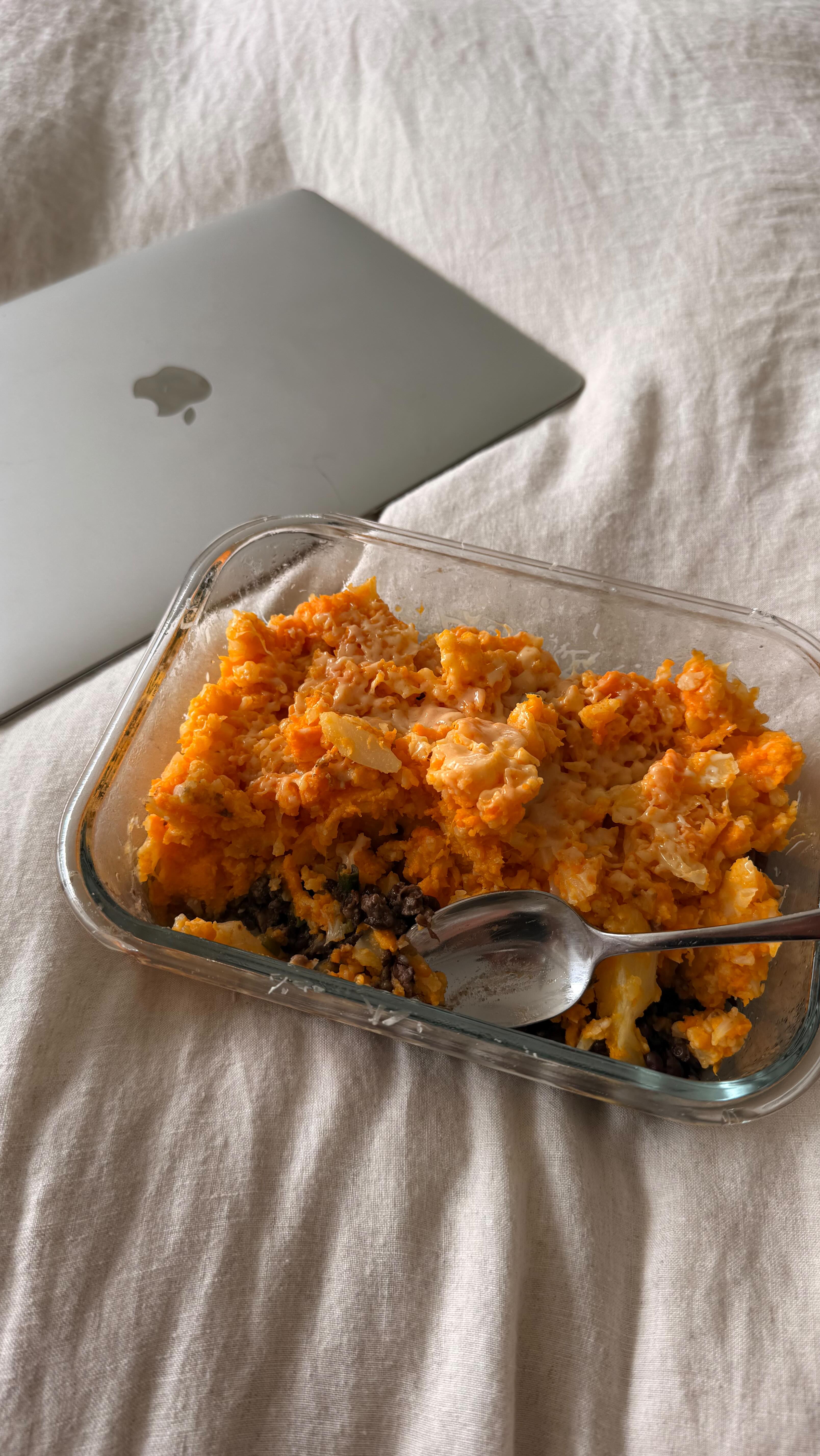 Mid week meal prep 👩🏽🍳 who’s organised for the rest of the week ?! I say it over and over but the only way you’ll stay nourished and on top of your nutrition is if you meal prep ahead of time. This not only means you eat delicious food , but it also means you’ll save time 🤌🏾 mid week meal prep dishes were a beef and noodle inspired dish with lots of ginger and garlic and for my second dish I went for a beef/lentil cottage pie (my version anyway…with lots of extra veggies and flavour of course!) check the comments for the recipes ⬇️⬇️
#nutrition #womenshealth #guthealth #healthylifestyle #strengthtraining