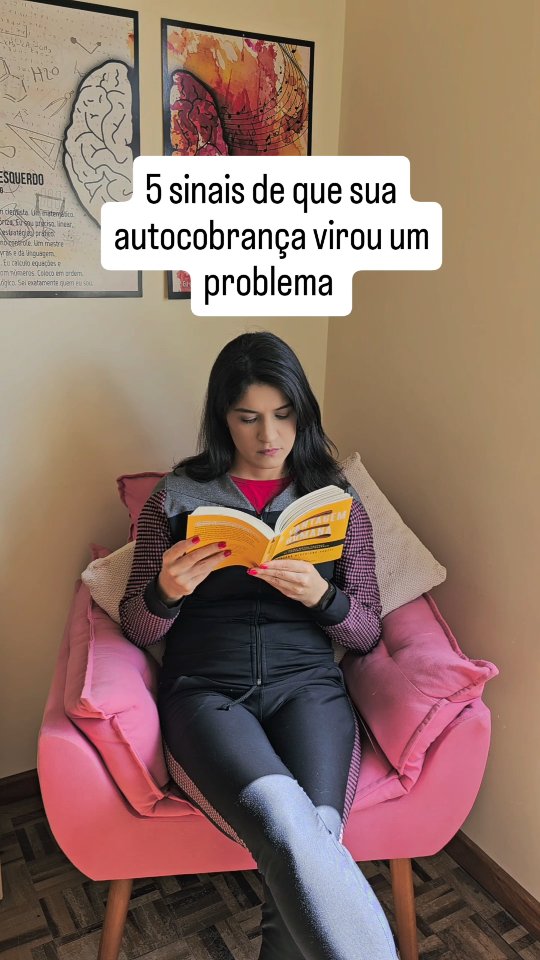 Você já percebeu como a cobrança interna, que às vezes ajuda a organizar a vida, pode se transformar em um fardo pesado?
Quero te mostrar 5 sinais de que sua autocobrança deixou de ser aliada e virou inimiga e como começar a virar essa chave.
1. Nunca sentir que fez o suficiente
• O que acontece: você entrega algo, mas a sensação é sempre de que “faltou”.
👉 Como mudar: antes de começar, defina o que é “suficiente” em 2 ou 3 pontos objetivos.
2. Descansar com culpa
• O que acontece: parar parece perda de tempo.
👉 Como mudar: agende 15 minutos de pausa como compromisso real, não como luxo.
3. Comparar-se o tempo todo
• O que acontece: você mede sua vida pela régua dos outros.
👉 Como mudar: compare você com você mesma — “como eu estava na semana passada e como estou hoje?”
4. Metas irreais e frustração constante
• O que acontece: expectativas impossíveis levam à sensação de fracasso.
👉 Como mudar: divida em micro-metas. Ao invés de “organizar a casa inteira”, escolha “um cômodo por 15 minutos”.
5. Linguagem dura consigo mesma
• O que acontece: frases como “eu tenho que dar conta de tudo” mantêm a pressão.
👉 Como mudar: substitua por “eu posso priorizar o que importa hoje”.
Nos meus atendimentos, vejo que a transformação começa quando a pessoa aprende a se tratar com mais gentileza e a enxergar o que já é suficiente. Pequenos ajustes mudam a forma como você se relaciona com você mesma.
💌 O Ciclos de Mim foi criado exatamente para apoiar esse processo. Ele é um planner terapêutico com escrita guiada, reflexões e desafios leves que te ajudam a diminuir a autocobrança e a viver com mais leveza!
👉 Escreva CICLOS aqui que eu te passo mais informações.