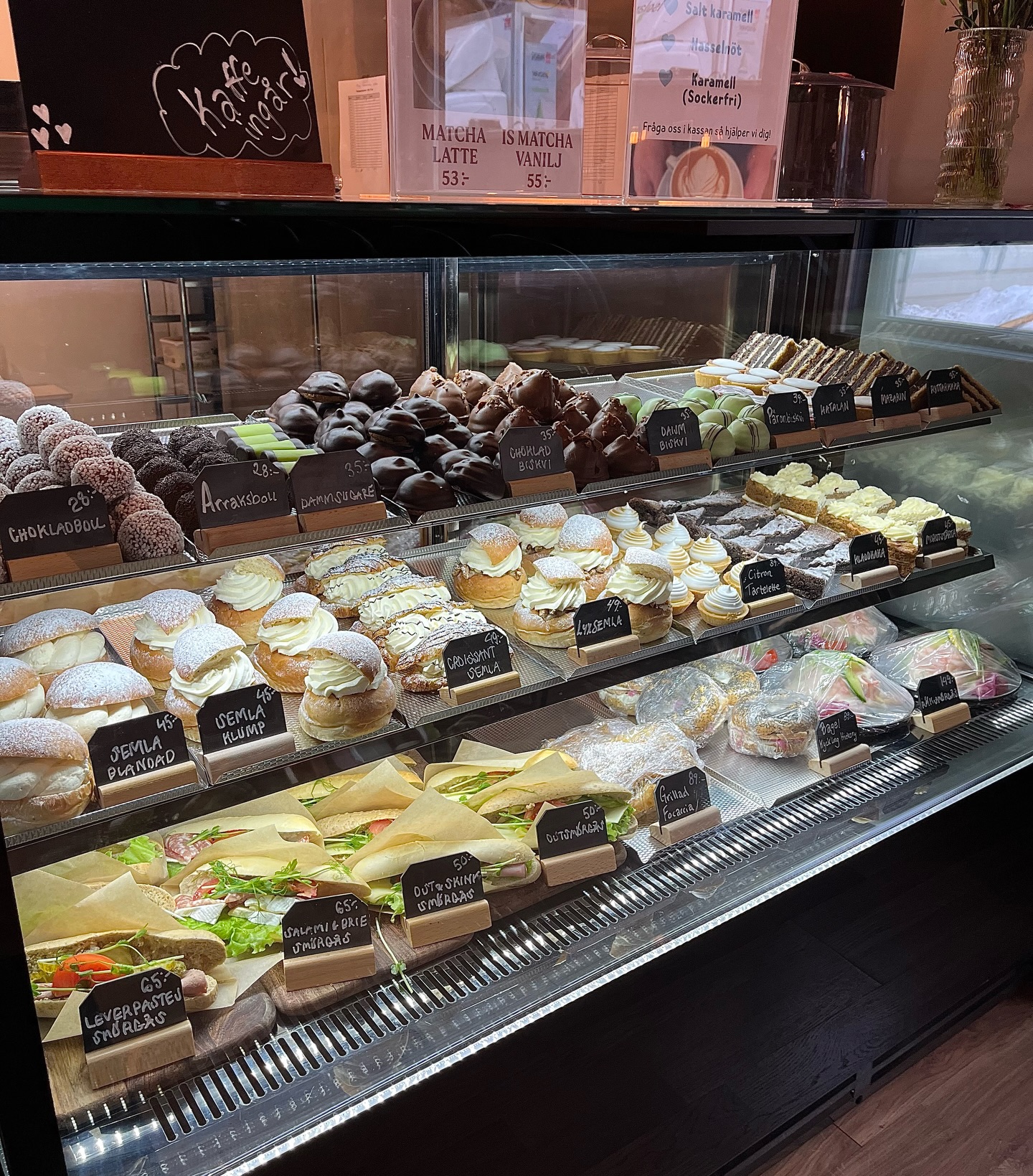 Montern är fylld, kaffet är kokat, bullarna är gräddade och det är fredag! Allt som vi älskar ☕️🎉❤️
Välkomna in till oss på en fredagsfika🤍
Öppet
09.00-16.00💕