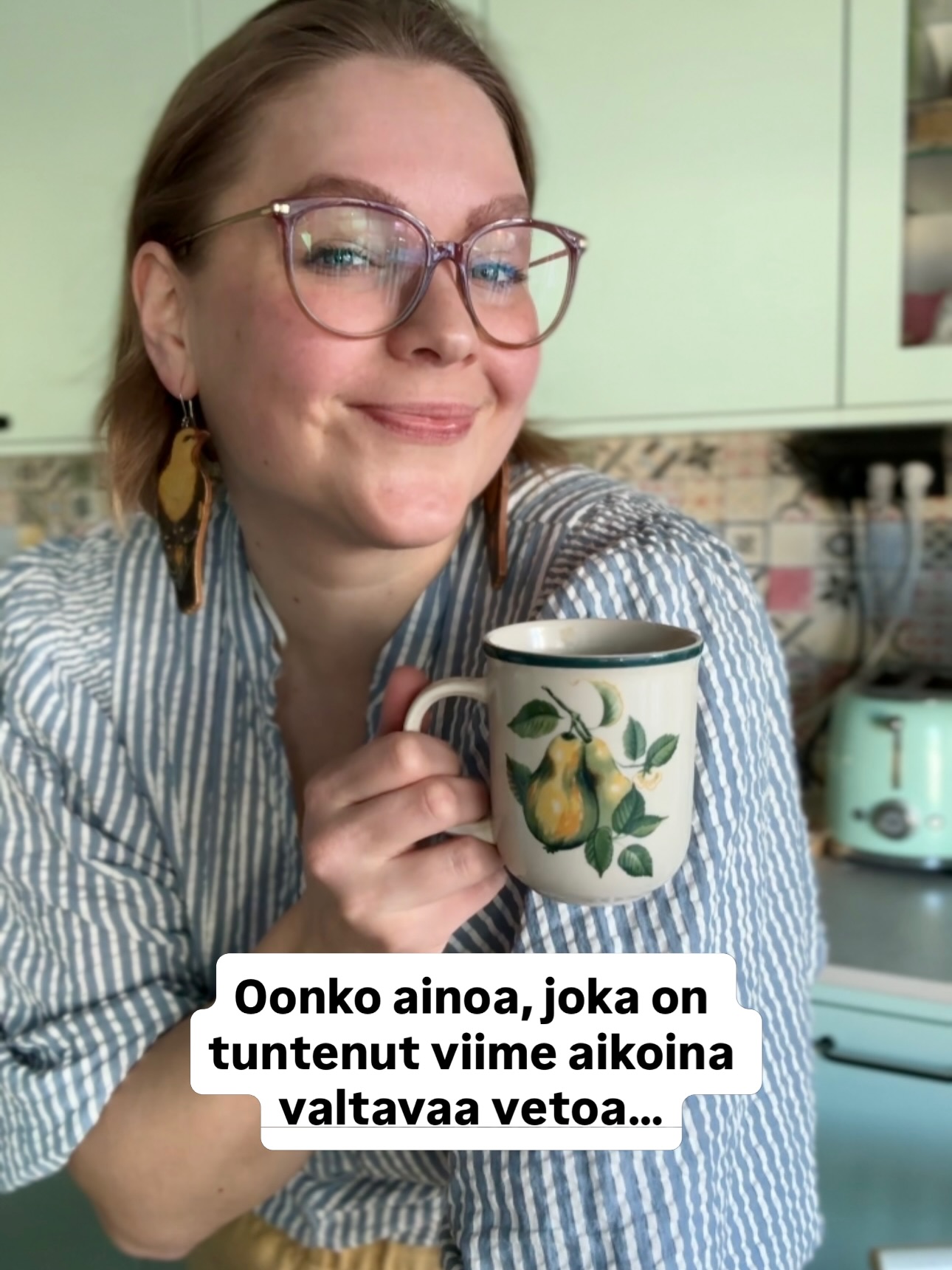 Mä en tällä hetkellä keksi mitään ihanampaa kuin perinteisten pikkuleipien veganisointi - ja koska työstän parhaillaan mun toista reseptikirjaa, tuun sisällyttämään mojovan annoksen nostalgiaa sen sivuille 😍 Mutta entä sä, kumpi suhun vetoaa tällä hetkellä enemmän — nostalgiset reseptit vai uudet leivonta- ja ruokaideat?
Perinteisen leivonnaisten lisäksi oon tyydyttänyt mun nostalgiannälkää mm. hankkimalla vanhan kunnon cd-soittimen ja levyjä kierrätyskeskuksesta ja alkanut tehdä taas käsitöitä. Ihanaa vastapainoa digiaikaan ja kaupungin tempoon. 🫶🏼
Ja kerro, mikä leivonnainen sulla tulee mieleen kun puhutaan lapsuuden herkuista? Mulle mokkapalat, kotitekoiset sämpylät, mummun juustosarvet, porkkanapiirakka kaverin kotona… entä sulla? 💬⬇️🥰
#vegaaninenleivonta #nostalgia #vegaanisetreseptit
@urbaanivegenda ➡️ vegaanista perhe-elämää, leivonnaisia, ruokaa ja reseptejä sekä hieman hitaampaa arkea. Tervetuloa seuraamaan, jos nämä teemat kiinnostaa! ❤️