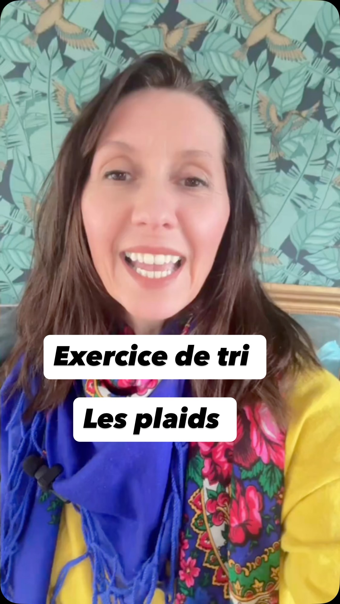 Aujourd’hui on s’attaque à un truc tout bête…
Mais qui prend une place FOLLE dans la maison
🧺 Les plaids.
Oui oui. Ceux qui débordent du panier.
Ceux qui squattent le canapé.
Ceux qu’on garde “au cas où”.
✨ Objectif du jour : 10 minutes chrono.
✨ Résultat : moins mais mieux.
💥 L’EXERCICE EXPRESS
⏱️ Mets un minuteur 10 minutes.
Et rassemble TOUS tes plaids au même endroit.
Oui. Tous.
Même celui du coffre de la voiture . Même ceux “pour les invités”. Même le moche mais pratique.
Puis pose-toi ces 4 questions :
1️⃣ Est-ce que je l’utilise vraiment ?
2️⃣ Est-ce qu’il est confortable ou juste là par habitude ?
3️⃣ Est-ce qu’il est en bon état ?
4️⃣ Est-ce qu’il me plaît encore ?
👉 S’il ne coche pas au moins 2 cases… il est temps de le laisser partir.
🎯 Le but ?
Pas d’avoir 12 plaids.
Mais 2 ou 3 que vous adorez vraiment.
Ceux que vous choisissez avec plaisir.
Ceux qui font joli.
Ceux qui sont doux et qui sentent bon le propre.
Moins.
Mais mieux.
🚀 Ce que ça change (et c’est fou)
✔️ Un salon visuellement plus léger
✔️ Moins de linge à laver
✔️ Moins de bazar à gérer
✔️ Une sensation d’ordre immédiate
Et surtout…
Cette petite fierté intérieure :
“Ok. J’avance.”
On ne transforme pas une maison en un jour.
Mais on peut alléger un coin en 10 minutes.
Alors dites-moi :
Vous en avez combien des plaids chez vous ? 😏
Et si vous faites le tri aujourd’hui, venez me dire en commentaire combien sont restés.
On avance ensemble 💛
Sandra , home organiser passionnée ❤️
#homeorganiserlyon #organisationmaison #homeorganiser #homeorganizerlyon