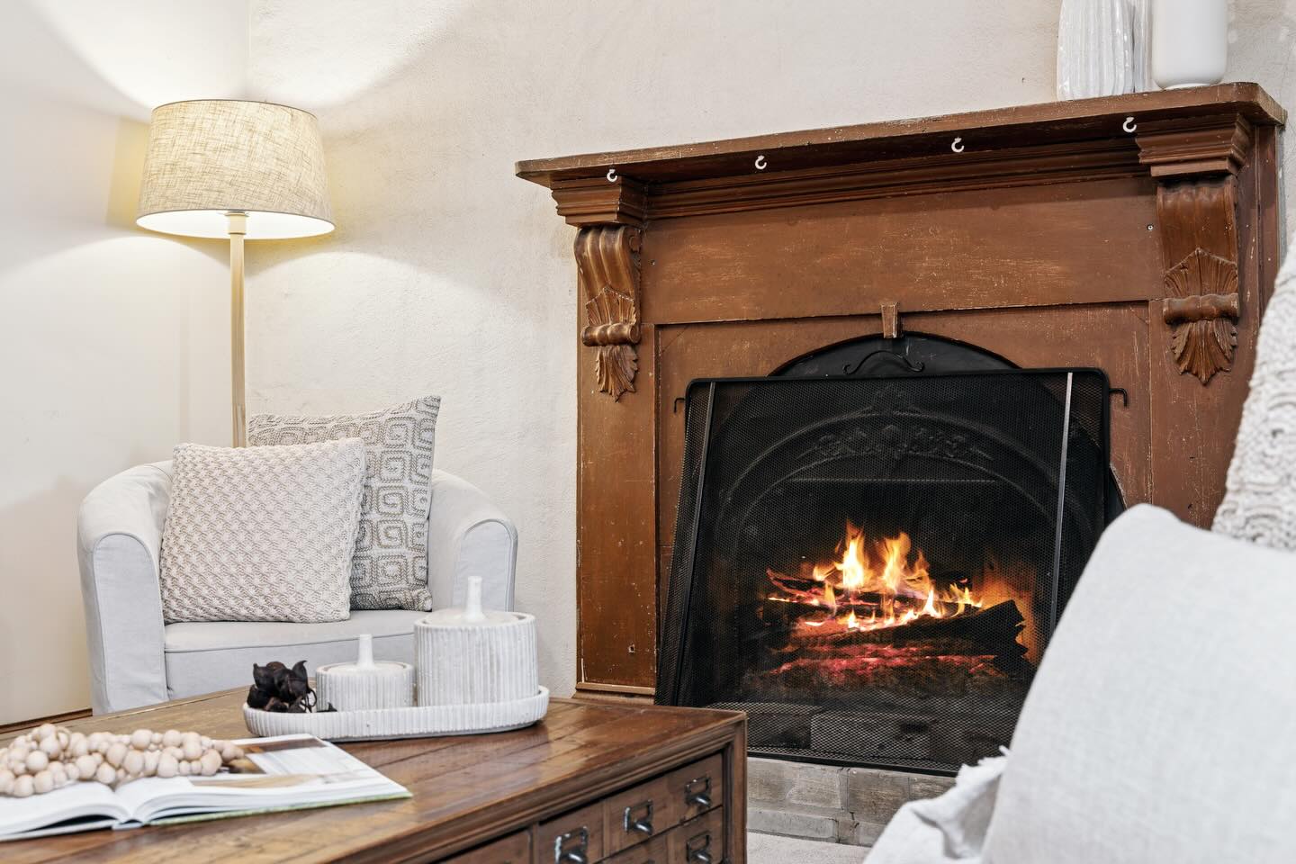 I’m absolutely loving all this rain at the moment - it’s got me dreaming of cozy nights curled up in front of the fire with a cup of tea and a good book 🔥
•
•
•
• 📸 // @blueatlascreative
• STYLED // @kimstyled