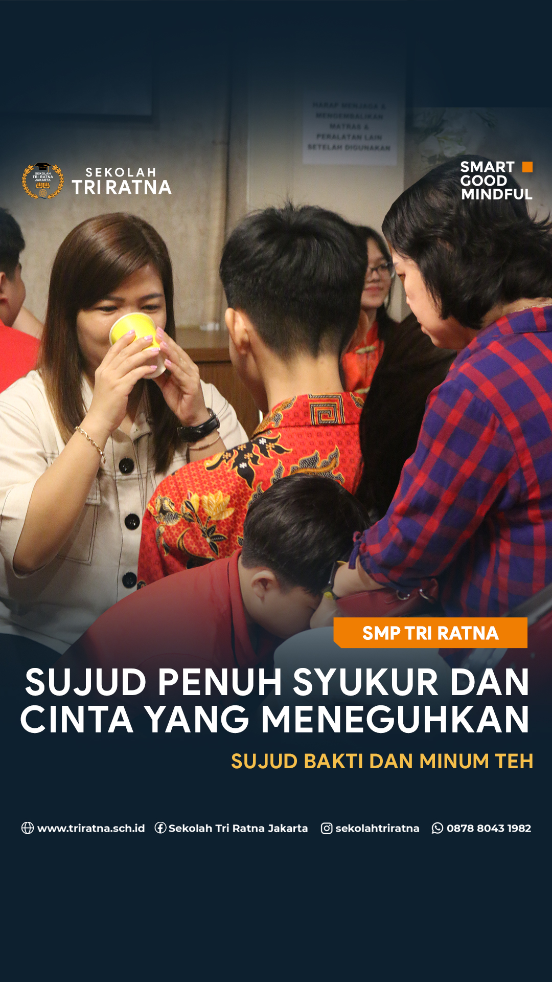 Sujud bakti (orang tua)
Sujud Bakti & Minum Teh 🍵✨
Dalam heningnya sujud, ada rasa hormat yang tumbuh.
Dalam hangatnya secangkir teh, ada cinta yang mengalir tanpa banyak kata.
Kegiatan sujud bakti dan minum teh bersama orang tua yang dilakukan oleh murid SMP Tri Ratna @smp.triratna menjadi jembatan antara harapan orang tua dan proses bertumbuh anak. Di momen ini, terselip dialog tanpa kalimat tentang terima kasih yang tulus, tentang maaf yang berani diucapkan, dan tentang doa yang diam-diam dipanjatkan.
Bergabunglah bersama Sekolah Tri Ratna!
🔗 psb.triratnaschool.sch.id
☎️ +62 878-8043-1982
SMART • GOOD • MINDFUL
#sekolahjakarta #sekolahbuddhajakarta #sekolahtriratna #sekolahjakartabarat #mindfulschool