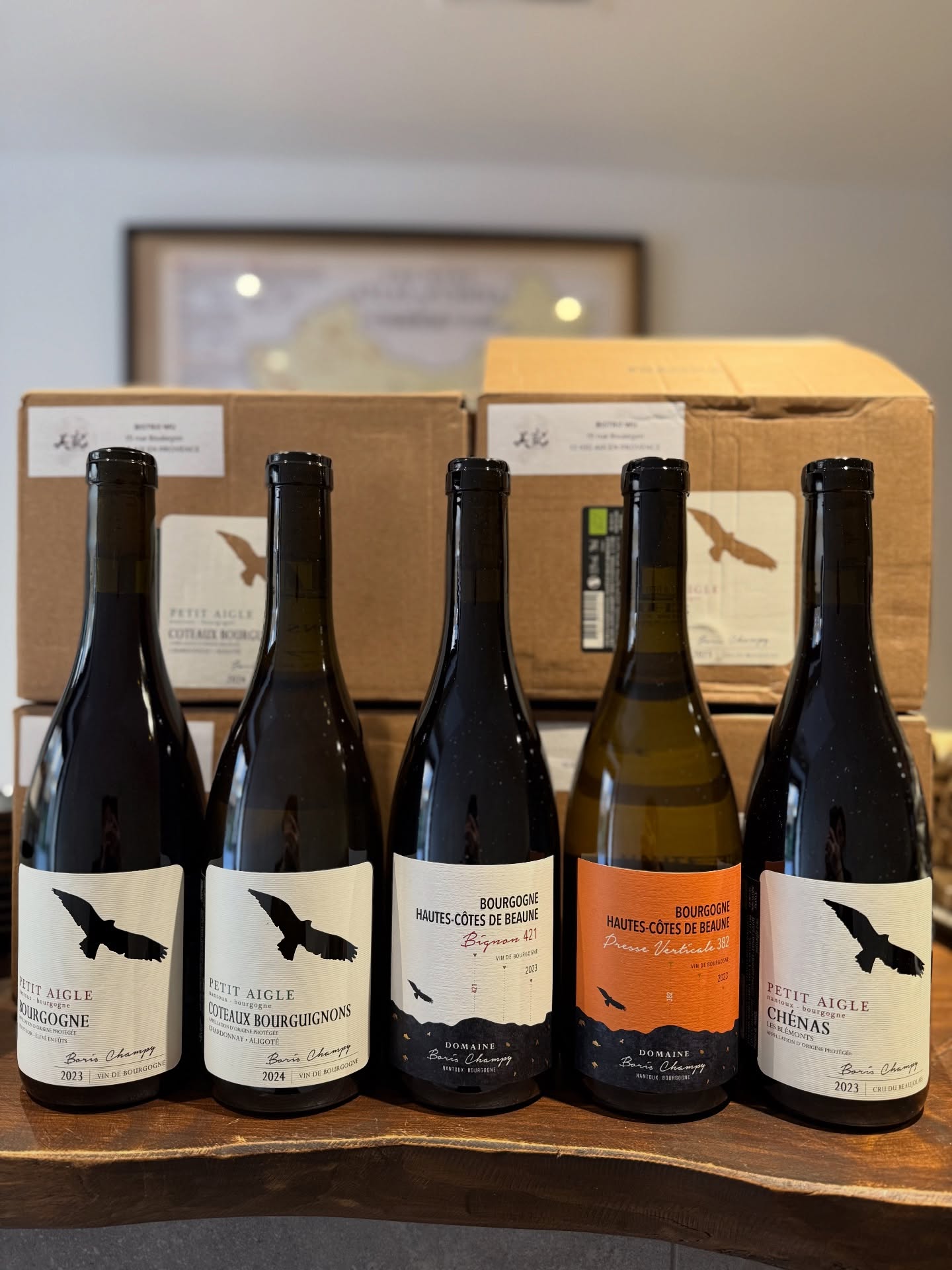 🍷 Boris Champy — L’expression d’un terroir d’altitude en Bourgogne
Originaire de Champagne, formé à Dominus (Napa Valley) pendant 10 ans, ancien directeur technique de Maison Louis Latour, et ancien gérant du mythique Clos des Lambrays… ✨✨
En 2019, il fonde son propre domaine en Hautes-Côtes de Beaune, en agriculture biologique et biodynamique,
avec une conviction : le terroir avant tout 🏔️
Les chiffres sur les étiquettes ne sont pas des cuvées.
Ils indiquent l’altitude exacte des parcelles — 350m, 400m, 450m… Une signature qui reflète sa quête absolue du terroir.
✨ Pour la première fois, les vins de Boris Champy arrivent en Provence.
❣️ Une rencontre avec un vigneron d’exception.
#borischampy
#bourgogne
#hautescotesdebeaune
#vindeterroir
#vinbio
📝 Reservation : www.bistrowu.com