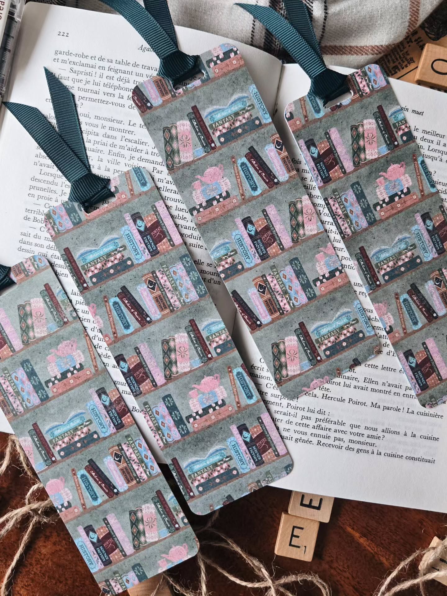 ✨️ NOUVELLE COLLECTION! 📚
C’est avec beaucoup de fébrilité que je vous présente la toute nouvelle collection : Booklover. Vous y trouverez de nouveaux signets et nos nouvelles cartes de Bingo Littéraire ! L'outil parfait pour transformer votre pile à lire en un défi amusant et motivant.