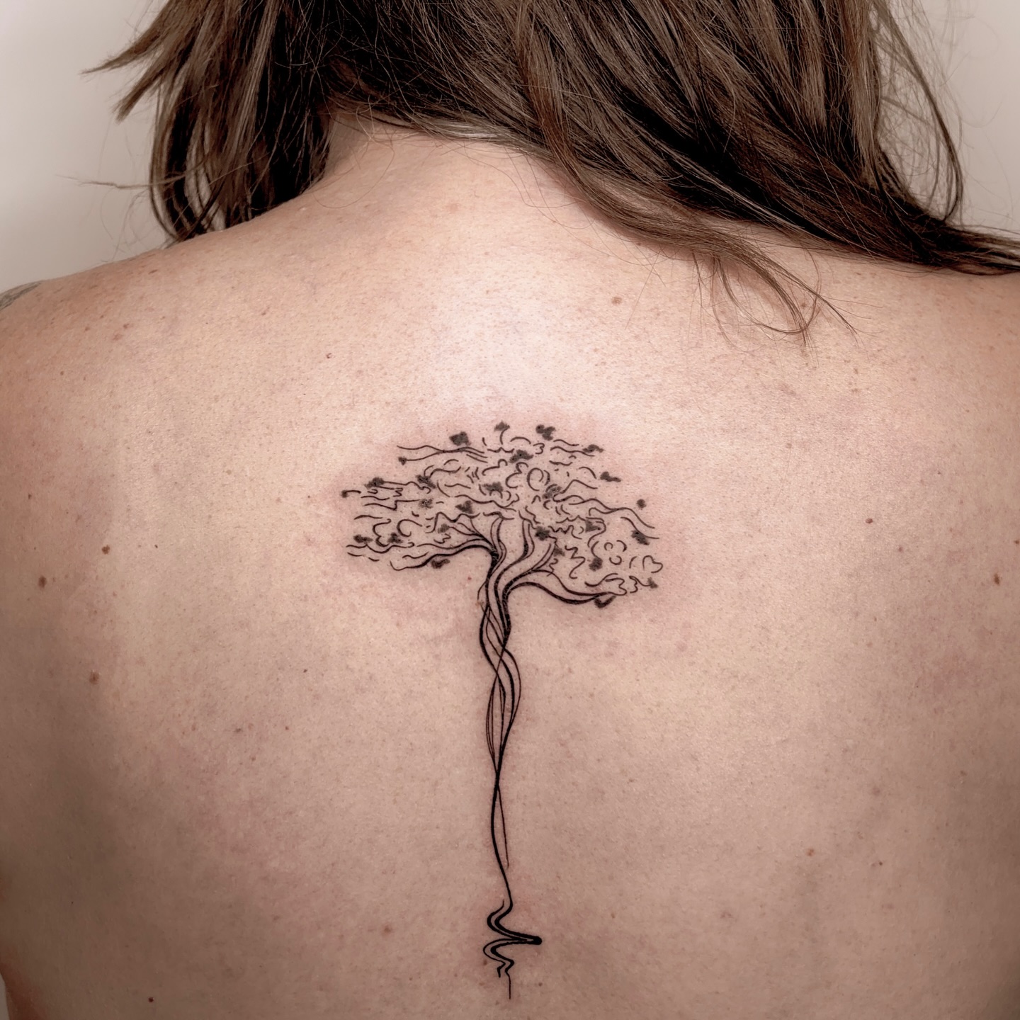 Thanks for your patience and sitting so well, Jenn! Love the way this turned out 🌳 She wanted this tattoo to represent #grounding
#tattooartist #hawaiitattoo #hawaiitattooartist