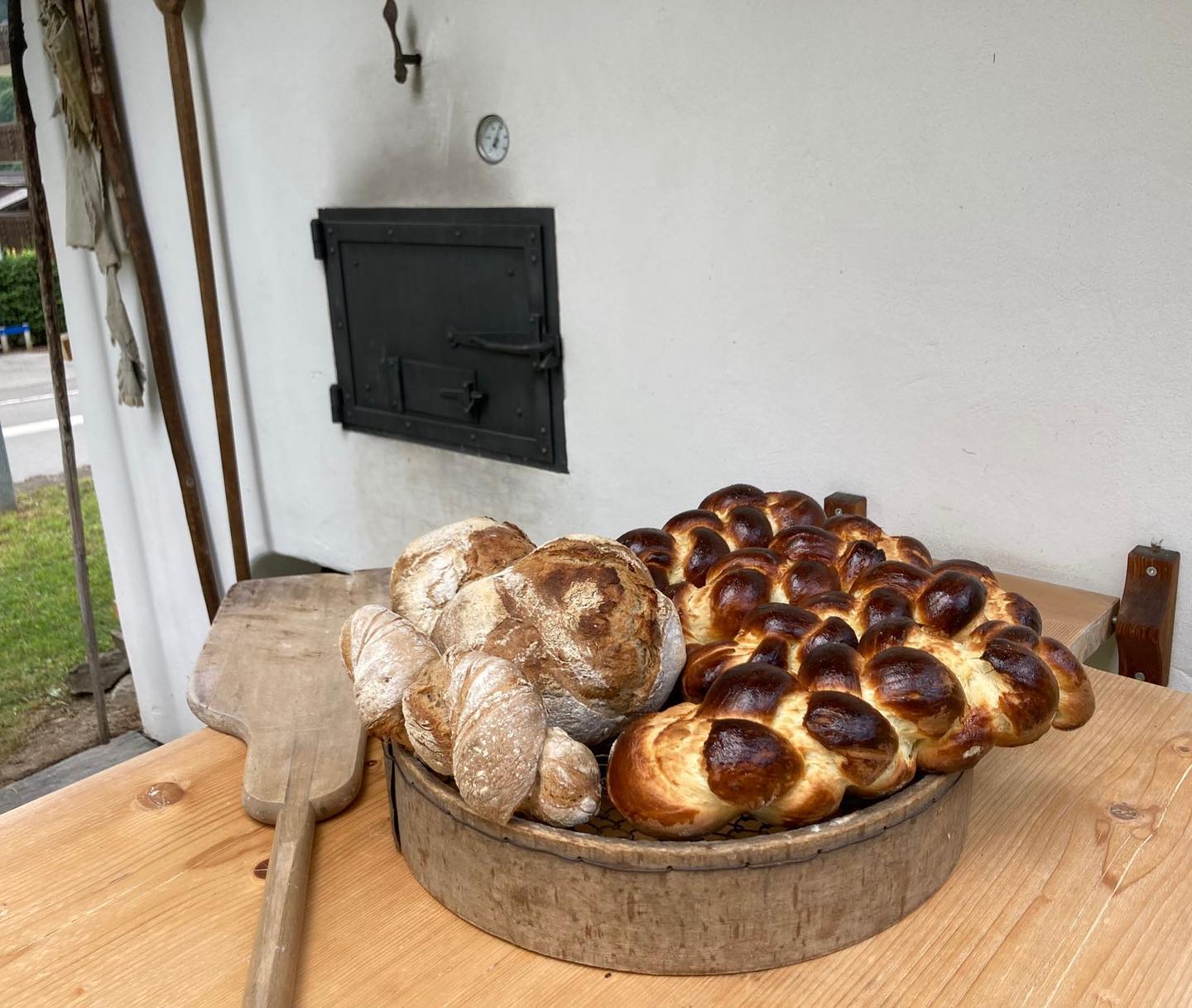 heute gibt es wieder frisches Holzofenbrot und Zopf. Das Museum ist von 15.00-17.00 Uhr geöffnet #nutlihüschi#heimatmuseum#frischesbrot#backenimholzofen#klosters#prättigau#graubuenden