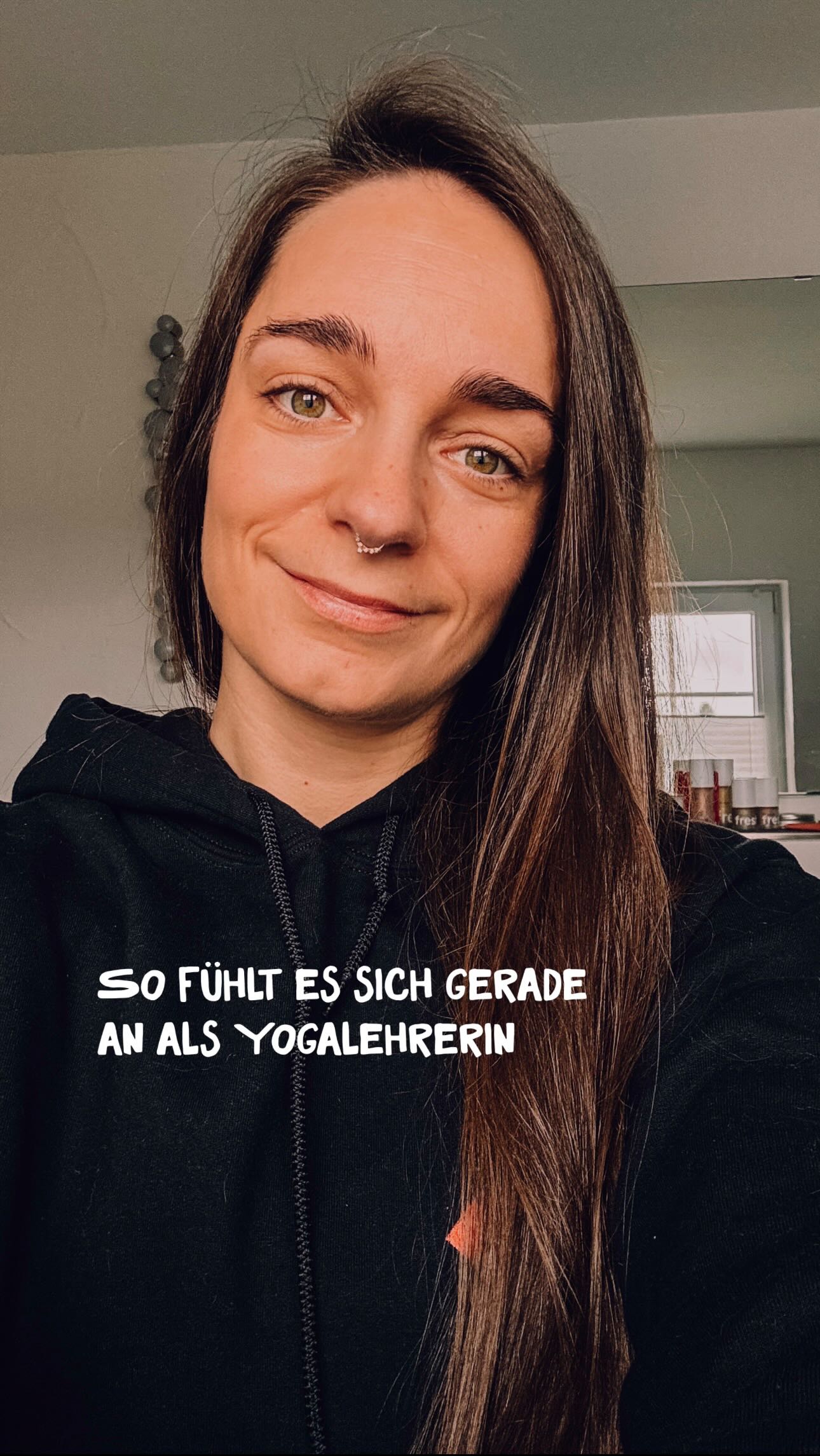 Wir leben in einer Zeit, in der viele Menschen erschöpft sind. Überreizt. Müde. Der Weltschmerz drückt uns alle. Wir rennen durchs Leben, haben Verpflichtungen, Termine, Aufgaben – und spüren genau, wie sehr das auf den Körpern lastet, die zu uns kommen… oder auch nicht kommen, weil „keine Zeit“ bleibt.
Und trotzdem bauen wir Stunden, die fordern und fördern. Den Yin Flow, der das Herz öffnet. Die Sequenz, die Kraft schenkt. Stunden, die halten, ohne zu drängen. Wir sprechen über Nicht-Bewerten, Nicht-Zweifeln, Nicht-Urteilen – und gehen selbst nach Hause und hinterfragen unsere eigene Präsenz, unsere Worte, unsere Energie.
Wir wissen: Viele brauchen gerade weniger. Mehr Stille. Mehr Raum. Mehr Pause. Aber Stille kann auch herausfordernd sein. Nicht jeder kann sie aushalten, auch wenn sie genau das bräuchten.
Unser Job ist es, Räume zu halten, die Balance ermöglichen: Weder zu viel, noch zu wenig. Ehrlich, präsent und zugleich sanft. Dich begleiten, ohne zu drängen. Möglichkeiten zeigen, ohne zu schubsen. Perspektiven eröffnen, ohne eine Meinung aufzuzwingen.
Manchmal ist das alles gar nicht so leicht. Und doch ist es ein Geschenk, mehr zu sehen, mehr zu fühlen, mehr zu spüren. Wir Lehrer und Trainer machen nicht alles perfekt – wir wollen Räume erschaffen, in denen Menschen gut für sich sorgen können.
KÖRPERARBEIT
SELBSTFÜRSORGE�SELBSTLIEBE�YOGA�YOGA DILLENBURG