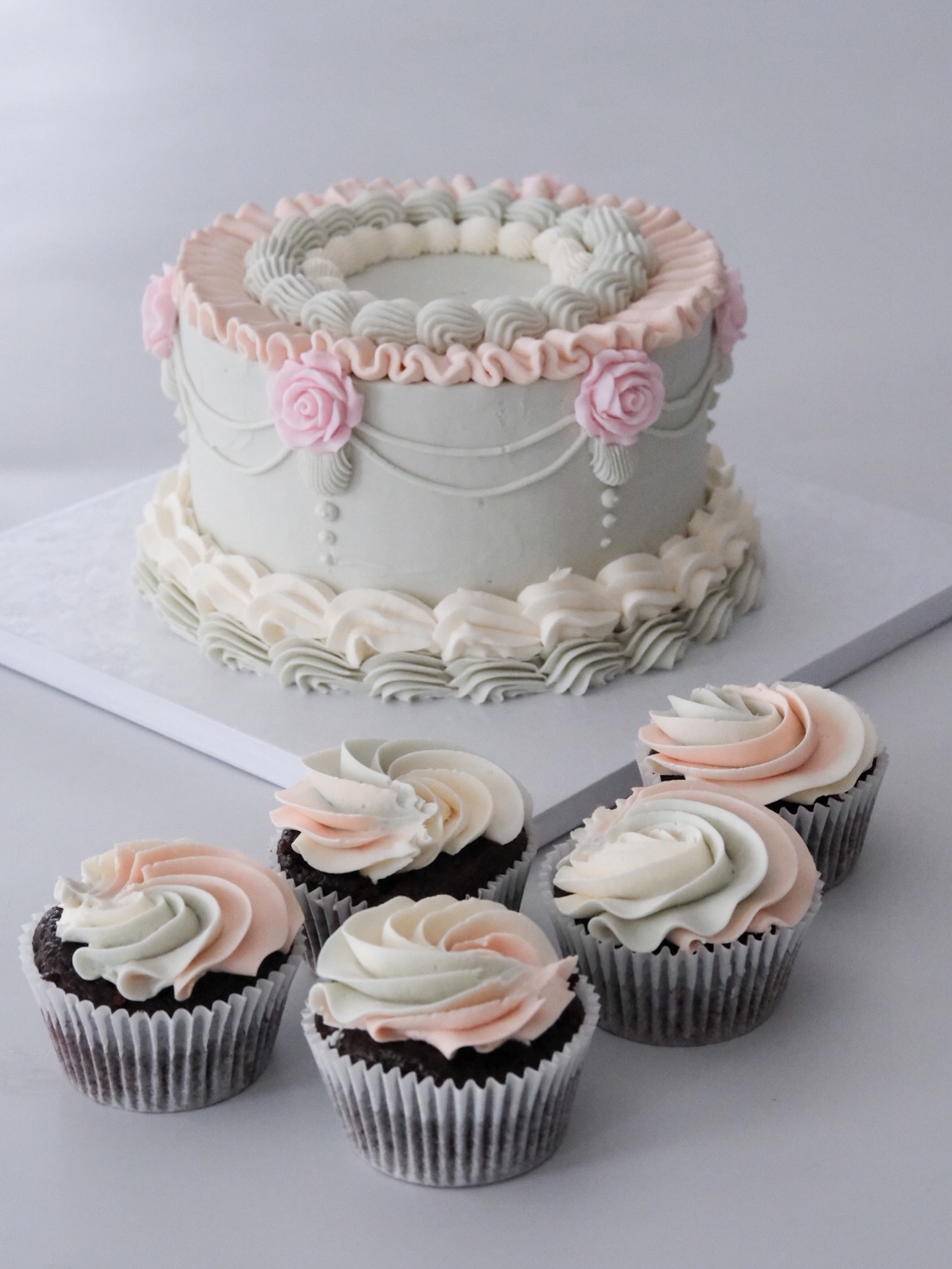 Bridgerton 🫖
Decadent chocolate filled with caramel and covered in a regal design 🎂
#regal #bridgertonnetflix #cakecake #themedcakes #onlinebakery