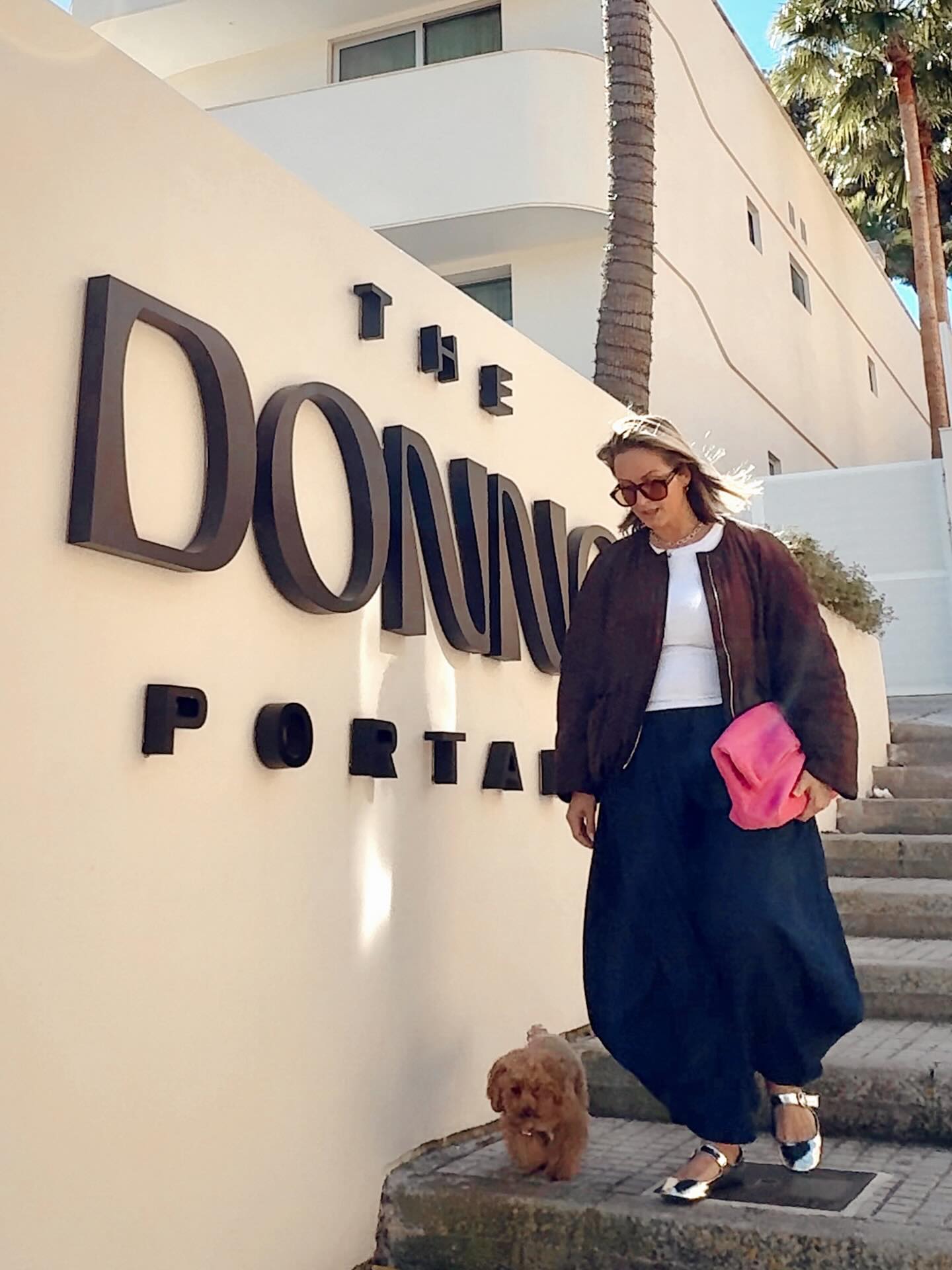 Die letzten 48 Stunden auf 13 Slides ✨🌊
Ist das hier das hundefreundlichste Hotel auf Mallorca? Es fühlt sich jedenfalls so an 🐶🤍
Nach zwei Nächten im @thedonnaportals haben wir unsere Abreise mehrere Stunden nach hinten geschoben, weil wir einfach noch nicht gehen wollten. Und ich glaube, das sagt schon alles.
Hotel Tipps sind hier eines der meistgefragten Themen. Und ich möchte ehrlich sein. Ich kann es mir nicht leisten, ständig Hotels auf eigene Kosten zu testen. Umso dankbarer bin ich für solche Möglichkeiten. Und ihr wisst, ich bleibe trotzdem ehrlich.
Aber trotzdem läuft das hier unter: unbezahlter Werbung.
Wir hatten die Junior Suite mit Meerblick 🌅 Morgens bei Sonnenaufgang aufwachen und am Abend mit den beruhigenden Geräuschen des Meeres einschlafen. Ich habe hier tatsächlich besser genächtigt als zuhause. Natürlich gibt es sowohl günstigere, als auch exklusivere Kategorien. Alles super stilvoll.
Man tritt aus dem Hotel raus und ist direkt an einer kleinen Bucht 🏖️ In etwa sieben Minuten erreicht man auch den größeren Strand. Abends fährt ein Shuttle nach Portals, wenn man dort essen möchte. Perfekte Lage.
Was es besonders macht. Man fühlt sich nicht wie Gast, sondern wie Teil einer Familie 🤍 Das gesamte Team war herzlich und aufmerksam und wir kommen definitiv zurück!
Spa Bereich mit Sauna gibt es auch 🧖🏼♀️ Und Ida war überall willkommen. Poolbereich, Restaurant, eigenes Bettchen, Treats 🐾 Genau diese Details machen es entspannt.
Ich habe so viel gefilmt, dass noch mindestens ein ausführliches Reel folgt 🎥
Speichern, wenn du mit Hund nach Mallorca reist oder ein stilvolles Hotel suchst 🌴✨