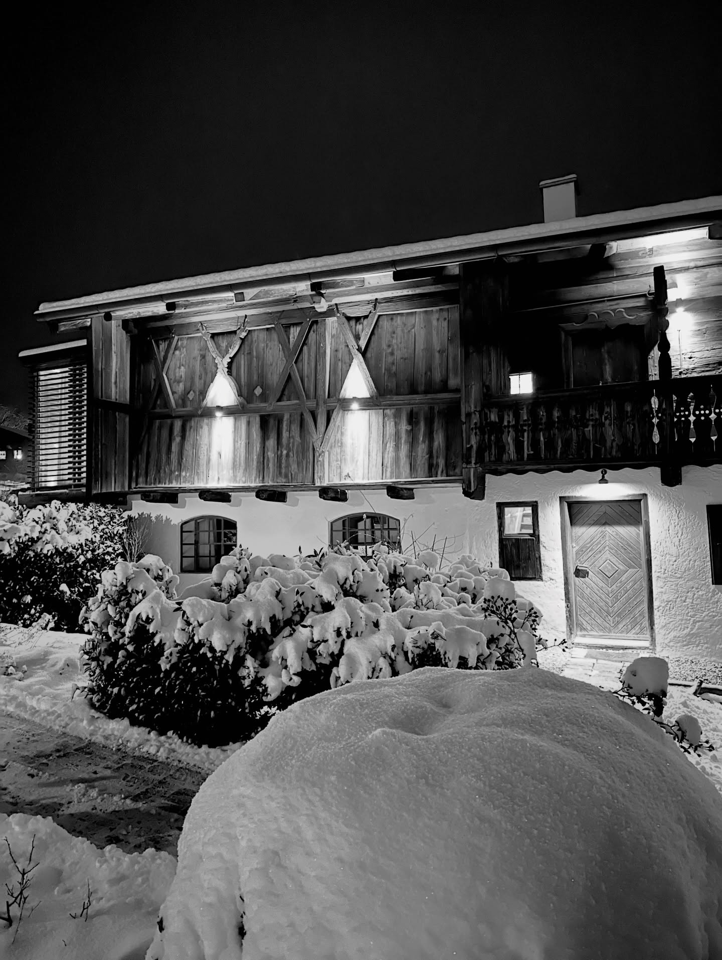 about the last days.
über Nacht 20cm.
schicht für schicht.
alles wird stiller.
weicher.
langsamer.
das haus im winter.
#bauernchalet
#winterruhe
#schneetage
#bergwinter
#slowplaces