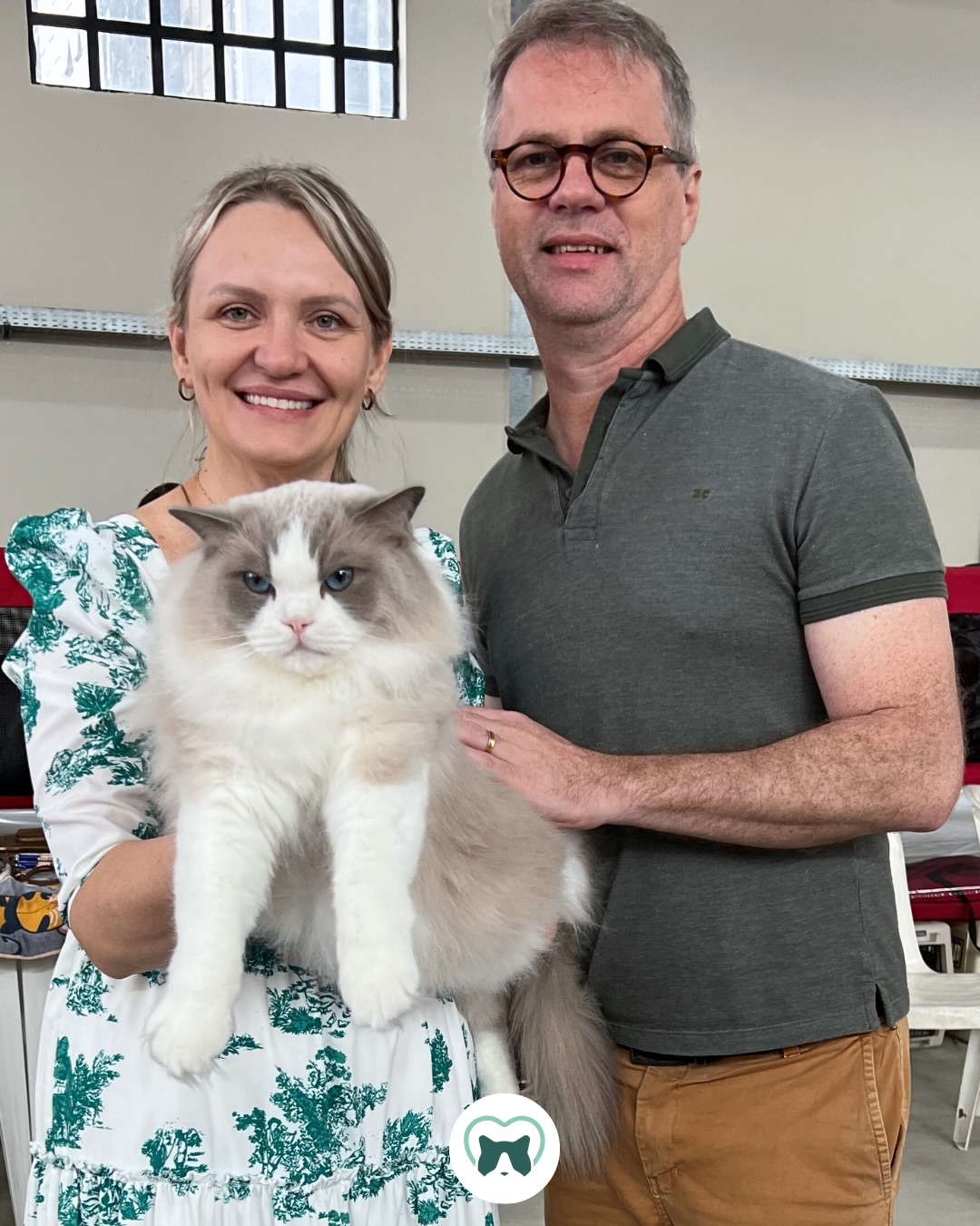 Ontem o Royal conquistou seu título de DSM (Distinguished Show Merit). 🏆✨
É um título especial, concedido a gatos que alcançam 10 vezes o BIS (Best in Show) em um período mínimo de 2 anos — ou seja, ser o melhor da sua categoria e classe por 10 vezes.
Embora ele já tivesse conquistado 18 BIS como adulto, agora completou oficialmente o intervalo exigido de 2 anos. 🐾
Estamos muito felizes e profundamente gratos a todos os juízes que o avaliaram ao longo dessa jornada.
O Royal é o nosso primeiro Ragdoll a conquistar esse título. 🇧🇷💚
Essa conquista também representa o reconhecimento do nosso trabalho e dedicação à raça.🫶🏻
Foram muitas exposições, viagens, banhos, alimentação de alta qualidade e cuidados especiais.
Agora, além de Supremo Campeão Castrado e Campeão Nacional 2025, ele é DSM. 👑
NW25 HP BR* Blumenkatzen Royal, DSM
#blumenkatzen #ragdoll #formulanatural #catshow
Gratidão a todos que nos acompanham, torcem e caminham conosco. 🤍✨