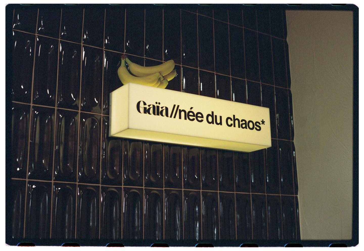 Des B a n a n e s et notre carrelage et notre panneau 🍌 miamorrrrr. Appréciation post de nos prises des décisions niveau design d’intérieur, en vous souhaitant un week-end avec 5 fruits per day y mucho sol. Un besito cariño
.
.
. 📸🎞️ par notre photographe de confiance; @jopipemi