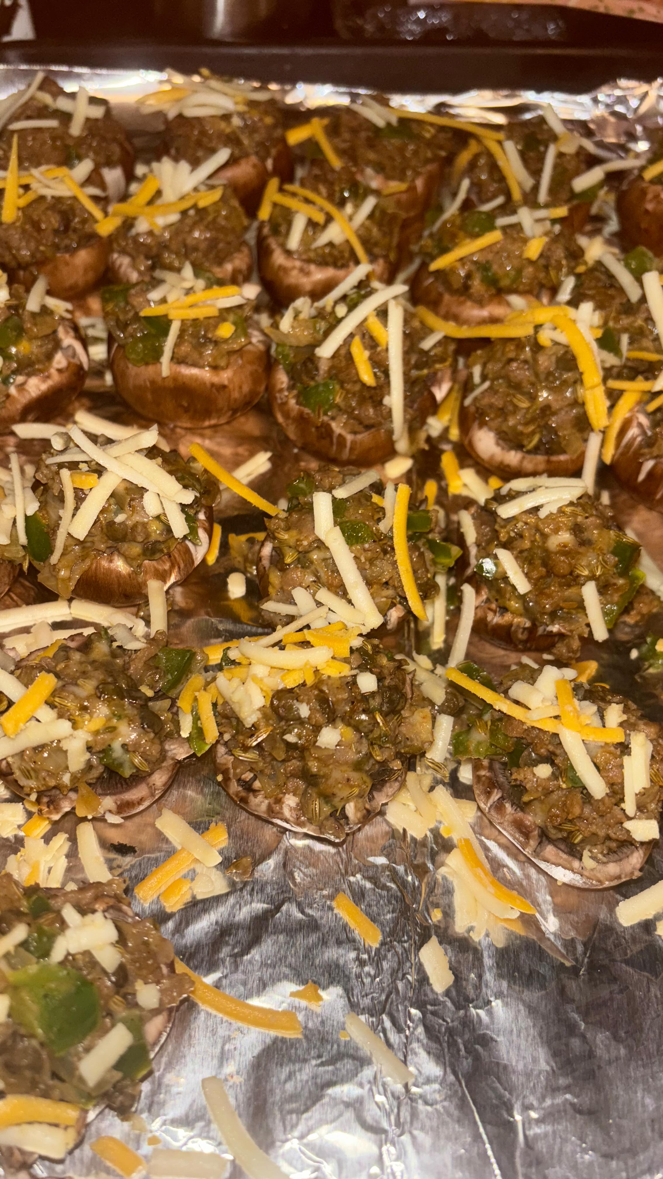 Stuffed mushrooms are always a hit! 🙌🏾 I used vegan ground meat, onions, peppers, lentils, and some seasonings like fennel and cumin to make these and they were so tasty.
Available on my catering menu!
#veganeatswithbri
#veganrecipes
#rvavegans
#vegancatering
#stuffedmushrooms