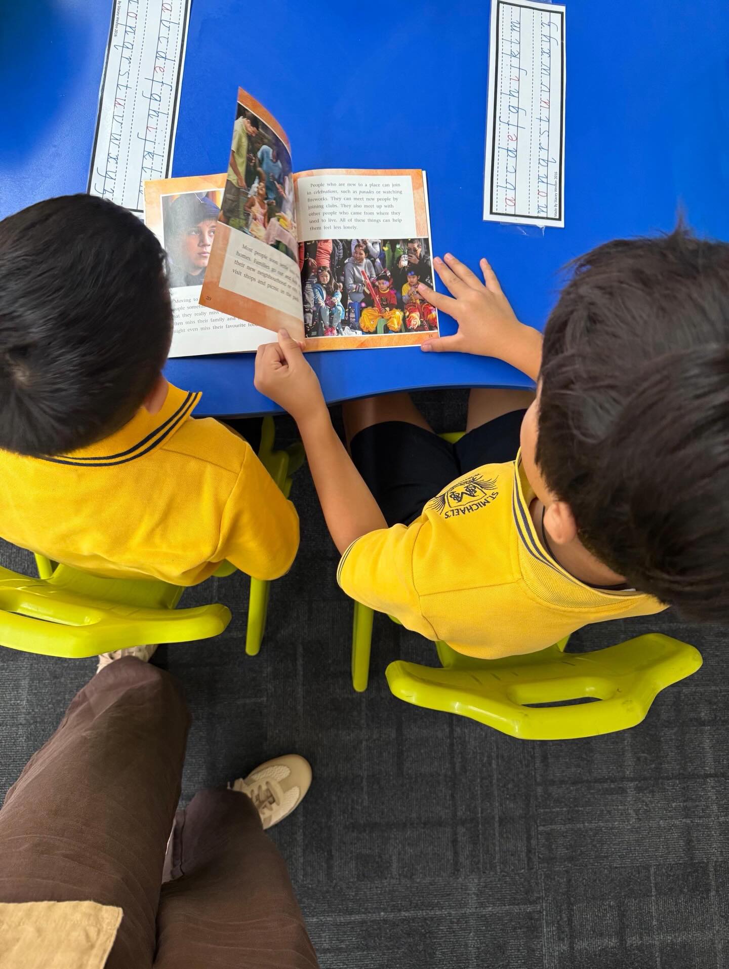 Year 1/2s have been practicing our reading with our Fluency Friends! During Fluency Friends, they sit knee to knee with friends and read a text or passage to a partner. Then they swap and the other person becomes the reader. 📚