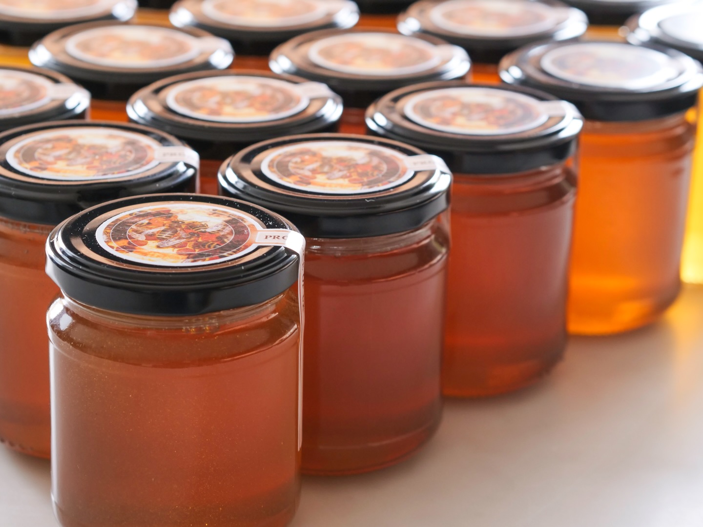 Some new and ‘extremely delicious’ honey has arrived today from a great family apiary in Hertfordshire. 🍯
We are delighted to be offering runny honey, along with a new set variety from
@stalbanshoney run by Stefan Paranov.🐝
It will be on the website soon and will be available in our gift sets.
#honey #ukhoney #britishbeekeeping #honeybees🐝 #beegifts