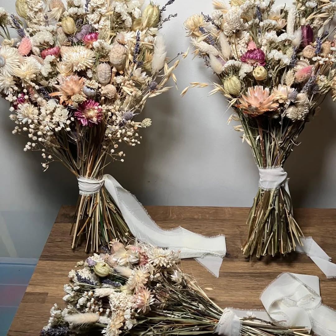 Bride and bridesmaid flowers put together for a wedding last year 💕
#driedflowerbouquet
#driedflowerweddingbouquet
#liverpoolsmallbusinesses
#driedflowerweddingbouquet