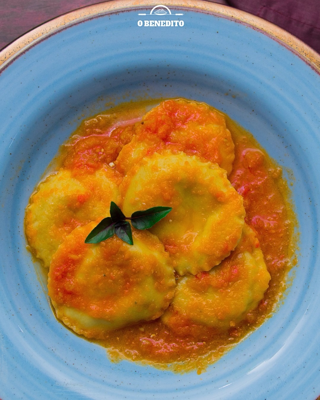 Uma das massas mais apreciadas pelos nossos clientes merece destaque especial nesse início de semana:
O Ravioli de Pêra e Gorgonzola
Massa tradicional com ovos e um recheio surpreendente: pêras glaceadas no melaço, feito de cana colhida e produzida por nós, direto da nossa propriedade rural, combinadas com a intensidade marcante do queijo gorgonzola.
O doce natural da pêra, o toque caramelizado do melaço e o salgado cremoso do gorgonzola criam um contraste equilibrado, sofisticado e simplesmente irresistível.
É aquela combinação que conquista na primeira garfada e fica na memória.
Venha nos visitar e conheça mais esse opção do nosso cardápio.
#MassasArtesanais #Divinópolis #minasgerais