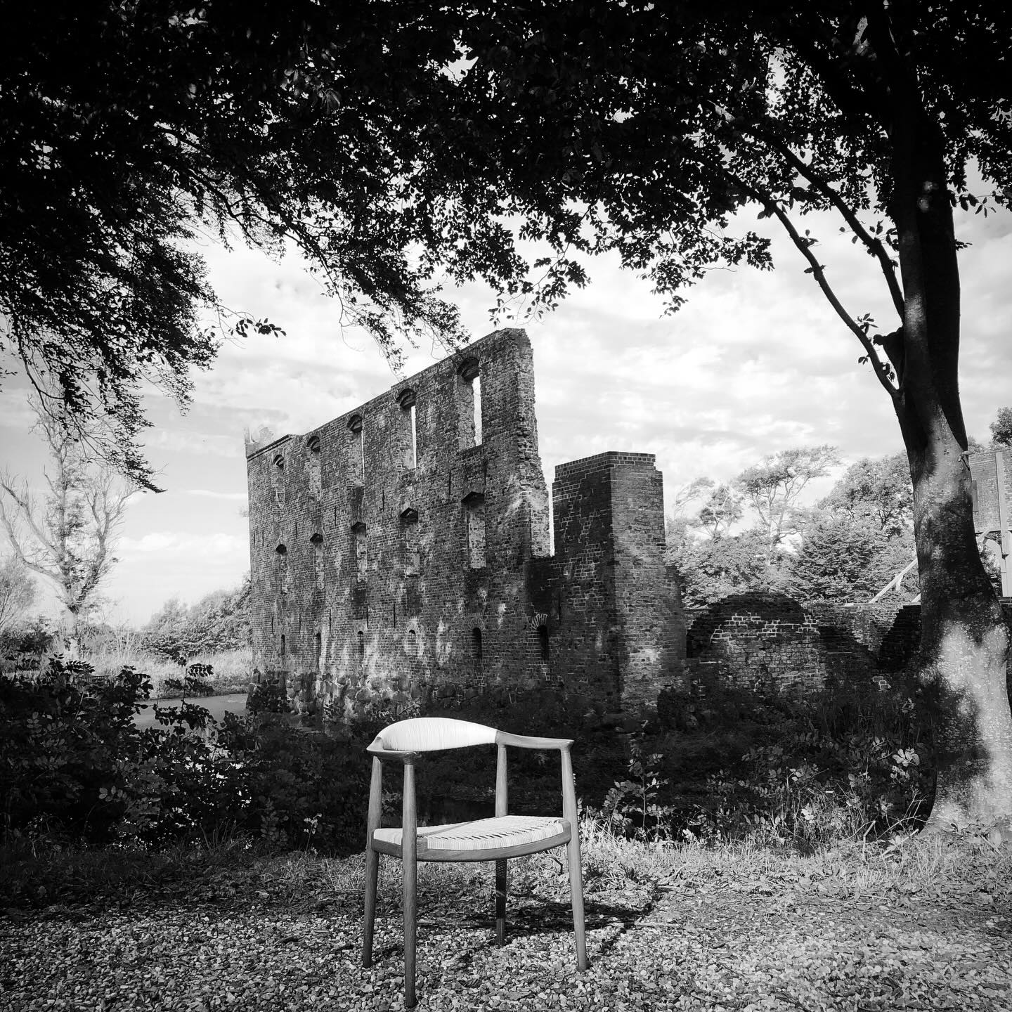 Der findes stole, som står diskret i historien.
Og så findes der dem, der bærer begyndelsen i sig.
JH501 er den tidlige, mere eksklusive version af Wegners runde stol – udført hos Johannes Hansen og med en forfinet lethed, der næsten får træet til at svæve.
Med sjeneflet på både sæde og kopstykke fremstår stolen transparent og luftig, mens den organiske ryg og de smukt afrundede armlæn favner kroppen med naturlig selvfølgelighed.
Her er ingen bagside.
Ingen tilfældigheder.
Kun kompromisløst snedkerhåndværk og en form, der balancerer mellem styrke og poesi.
JH501 er ikke blot en stol –
den er essensen af Wegners søgen efter den perfekte konstruktion.
#hansjwegner #jh501 #danskdesign #møbelklassiker #sjeneflet snedkerhåndværk scandinaviandesign