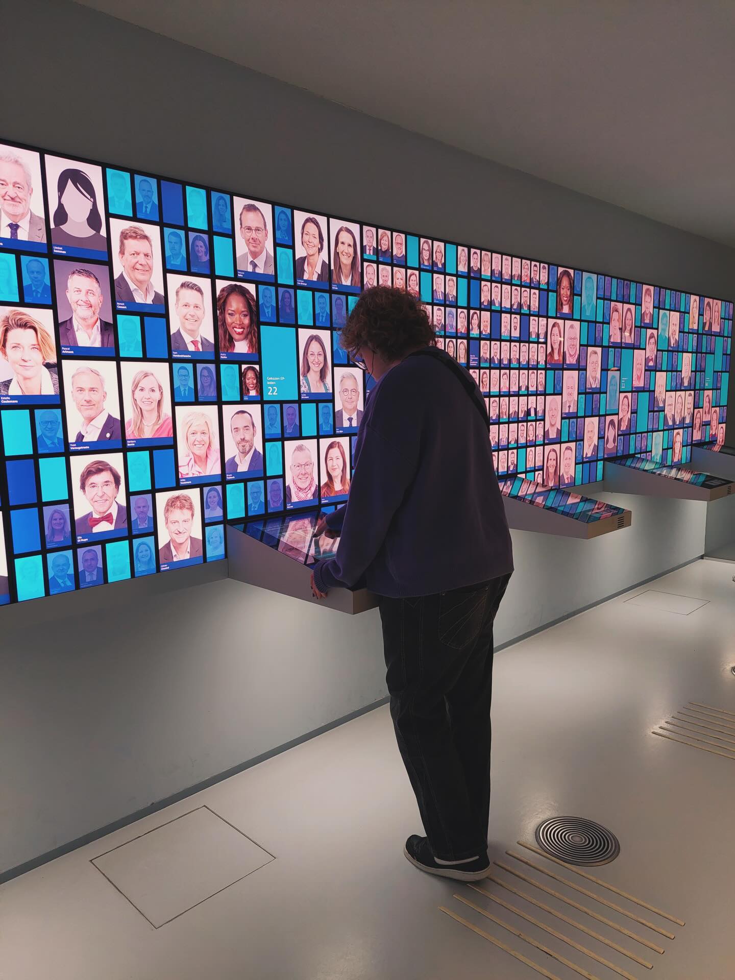 📍 Projectdag Burgerschap & Engagement ✨
De 3de graad D- en D&A-finaliteit trok naar Brussel voor een leerrijke uitstap.
’s Ochtends dook het 6de jaar in Europa tijdens hun bezoek aan het Parlamentarium. 🎧🇪🇺
In de namiddag verkenden we Brussel met BELvue via boeiende Demo-tours over democratie en het koloniaal verleden.
Een dag vol nieuwe inzichten buiten de klas! 🙌
#burgerschap #engagement #projectdag #Brussel #lerenbuitendeklas