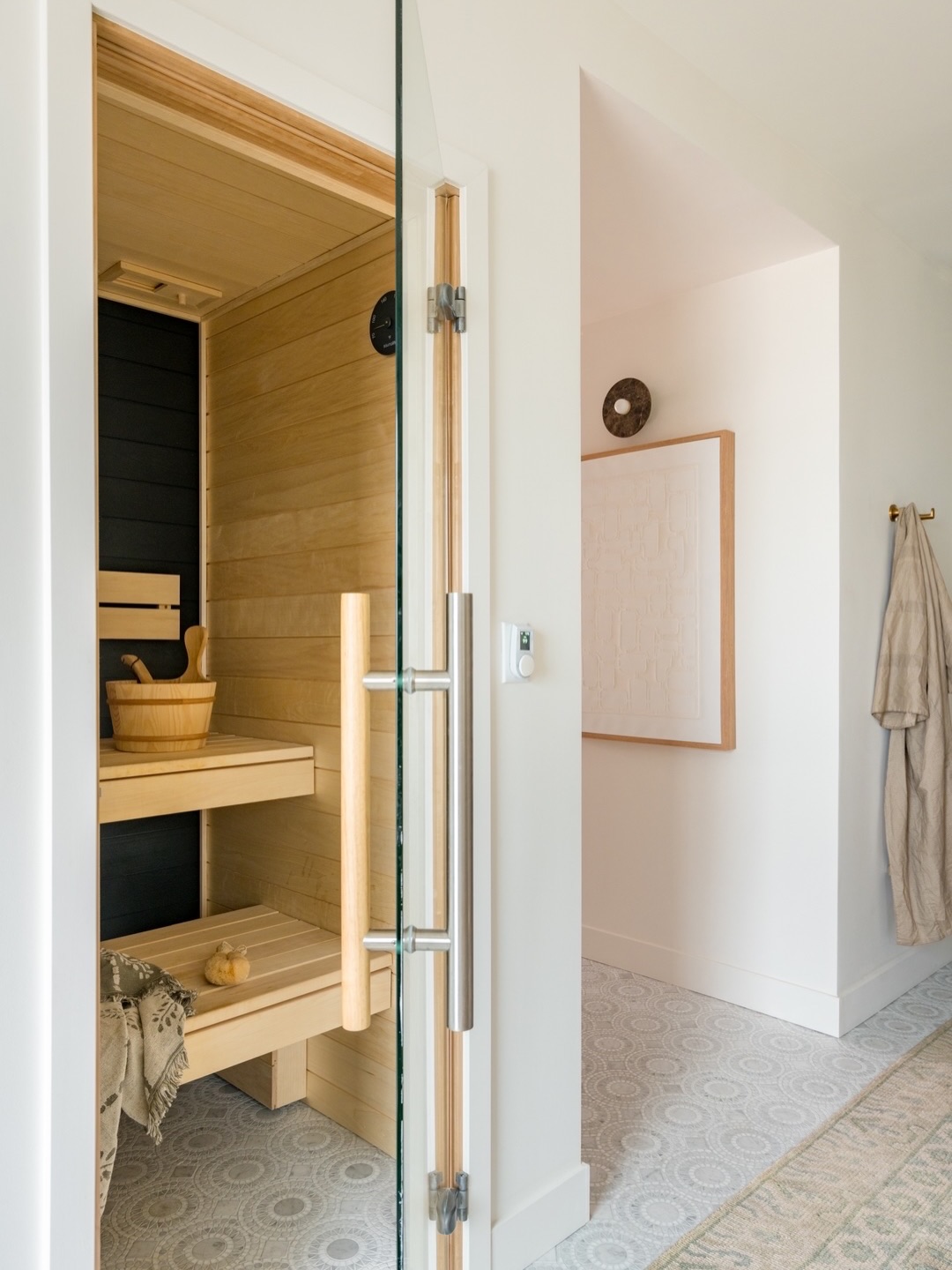 Just casually adding a sauna to the house like it’s no big deal.
Layered woods, a deep charcoal backdrop for a little drama, and clean-lined benches that keep it feeling architectural and intentional. Simple. Elevated. Just the right amount of mood. It’s one of those spaces that makes you feel like you’re at a boutique hotel… except it’s 12 steps from your bed. Wellness, but make it design-forward ♨️
Design @kiki_designstudio
PC @charlotteleaphotography