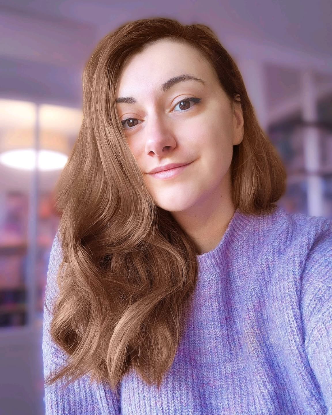 Moi c’est Manon ✨Bonjour ^^
Je suis artisane et je fabrique des aquarelles à la main, dans mon atelier, en petites séries depuis dix ans maintenant (j'en fabrique depuis dix ans, je n'en ai fait mon métier qu'en 2019, mais quand même presque 7 ans, déjà!) Chaque couleur est composée, mélangée coulée, séchée, testée et emballée par mes soins. J’aime créer des teintes qui invitent à ralentir, à observer, à expérimenter et aussi collaborer avec des artistes et amis pour proposer leurs collections. Ici, pas de production industrielle : seulement du temps, beaucoup, des pigments choisis avec passion (j'ai une collectionnite aigüe) et l’envie de proposer des couleurs inspirantes qui vous permettront de raconter des histoires, qui feront ressentir des choses. Si tu aimes les matières colorées, les nuances subtiles, les choses qui brillent et les créations faites avec intention, tu es au bon endroit.
A toi de te présenter maintenant, qui est tu ? peins-tu? comment m'as tu connu/connu le Pigmentarium? qu'est-ce que tu aimes voir ici?
Il y a des années, j'avais participé au @marchmeetthemaker challenge et, tous les ans, je me dis que je vais le refaire, les prompts sont vraiment bien pour pouvoir parler de soi, de sa marque de ses créations, et évidemment, tous les ans je me rate ahahah!🤌 donc, cette année je me suis dis que j'allais le faire tranquillement en prenant les prompt qui m'intéresse et en ne me fiant pas forcément au planning officiel, on verra bien ce que ça donne :) je vous invite à y jeter un oeil, ça peut être chouette de le faire ensemble pour faire connaissance !