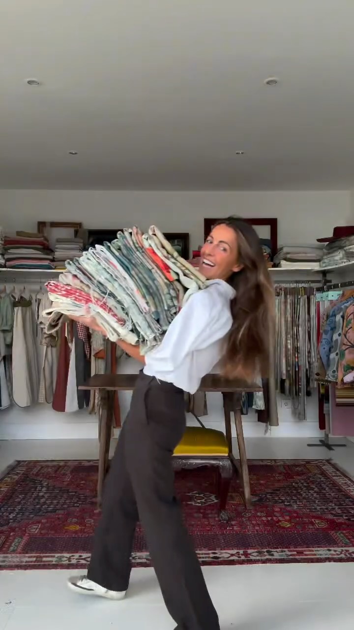 Cada colección empieza mucho antes del diseño 🤩
Comienza en la elección de la tela, en la textura y en su movimiento.
Estas son algunas de las telas de los trajes que creamos para mis amigas, mi familia y mis testigos.
Poco a poco iremos descubriendo cada diseño de la colección V&I.