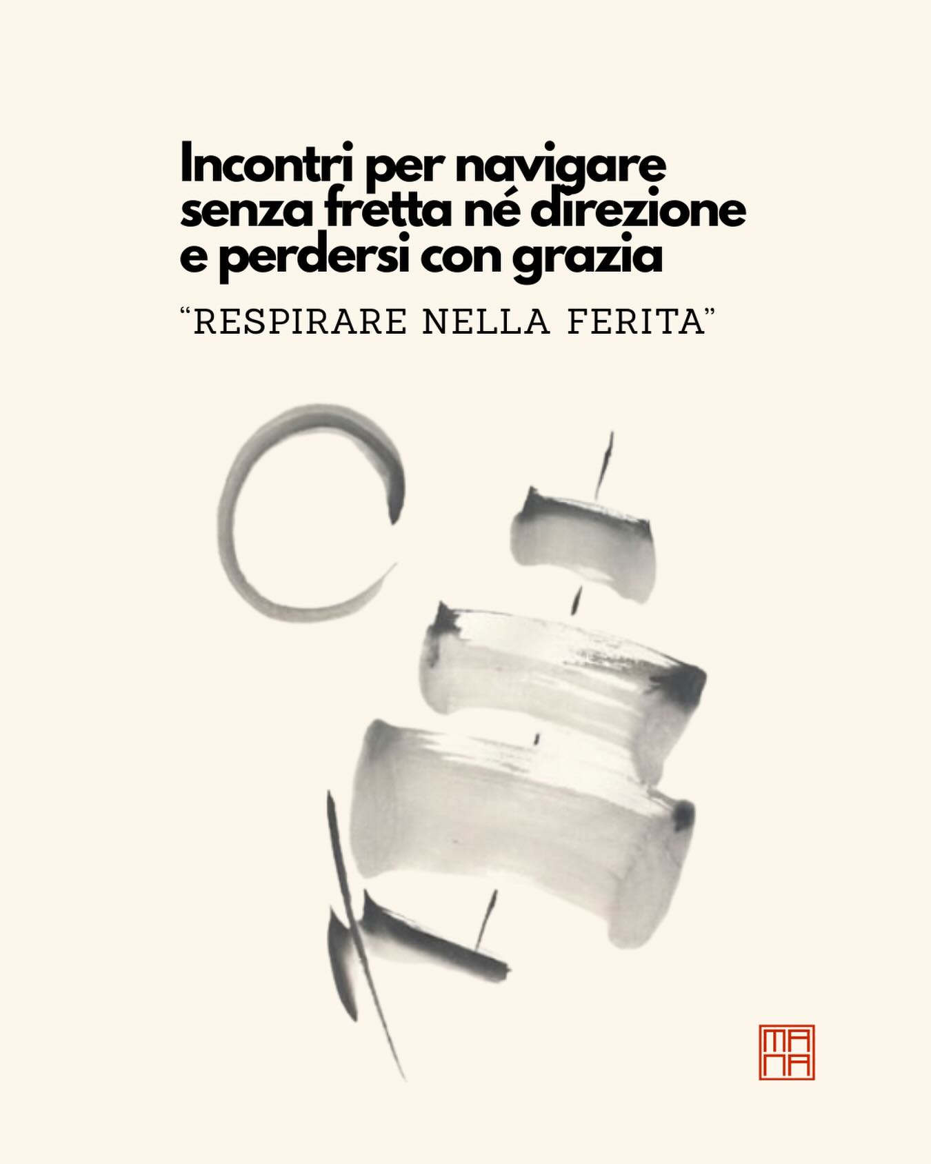 Ci sono ferite che continuano a vivere sotto la superficie delle nostre giornate. Le portiamo con noi mentre facciamo ciò che va fatto, e solo quando il corpo rallenta sentiamo che dentro esiste ancora un punto sensibile, una stanza che custodisce memoria e chiede presenza.
Respirare nella ferita nasce da questa esperienza concreta. È una serata di pratica reale in cui lavoriamo con il corpo e con il respiro per restare accanto a ciò che è rimasto aperto. Entriamo con lentezza, lasciamo che la giornata si depositi, ascoltiamo alcune pagine lette ad alta voce e attraversiamo domande da abitare in silenzio, permettendo al corpo di rispondere prima della mente.
Verso la fine ti inviterò a lasciare un segno su un foglio, con una penna o con un pennello e dell’inchiostro o colore. Un gesto semplice che nasce dal respiro e dà forma a ciò che si è mosso dentro. Se vorrai inviarmelo, lo guarderò con cura e ti restituirò una lettura simbolica personale.
🕯 Giovedì 12 marzo
🕰 20:30 – 22:30
💻 Online su Zoom
👉 link in bio oppure scrivimi un messaggio diretto
Porta un foglio, una penna, e se lo desideri un pennello. Prepara uno spazio raccolto, in cui il corpo possa sentirsi al sicuro.
È un tempo per cambiare la qualità della presenza dentro la propria ferita e respirarle accanto con maggiore consapevolezza.
Filippo