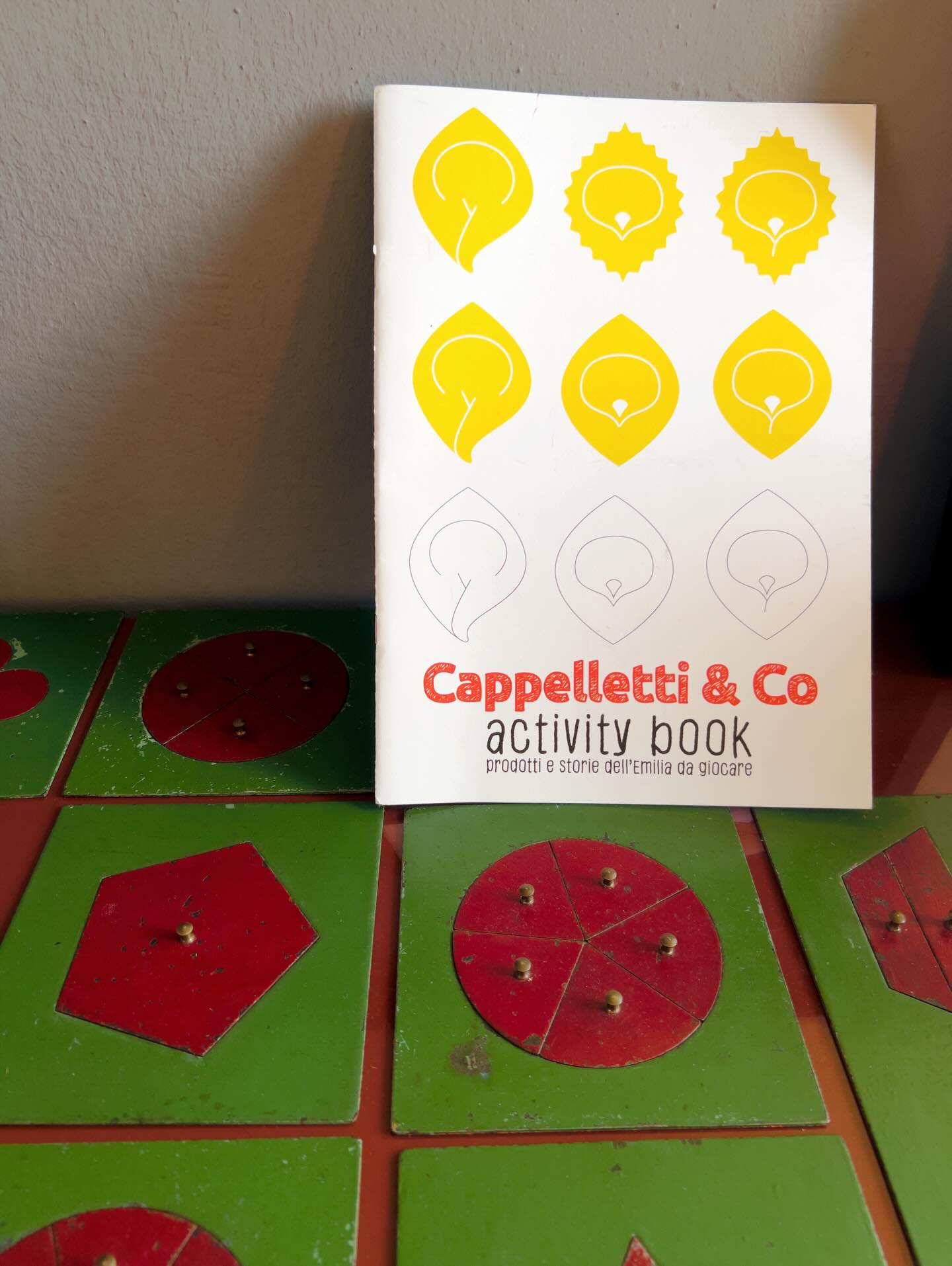CAPPELLETTI & Co
Activity book
Non si può tramandare la tradizione senza i più piccoli!
Storie dell’Emilia da colorare e giocare, e qualche spunto per guardare con curiosità il mondo intorno a sé.
#emiliaromagna #reggioemilia #activitybook