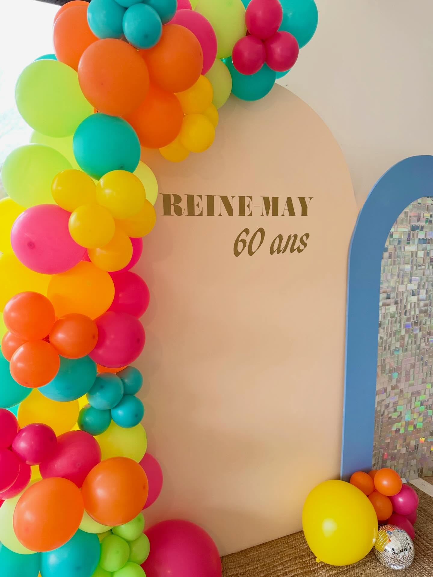 Malgré la grisaille extérieure, le week-end a été coloré avec cette décoration toute en couleurs pour les 60 ans de la reine du disco 🪩
Des ballons colorés, des boules à facette et une ambiance électrique pour passer une nouvelle dizaine ⚡️
#decoratriceevenementielle #decoration #jalmaevent #annees80 #anniversaire