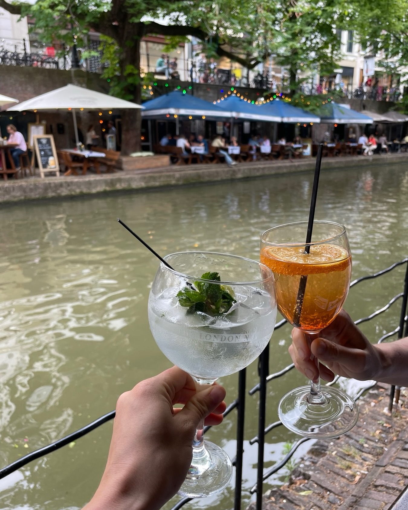 ☀️ Woensdag belooft een mooie te worden.
15 graden en een zonnetje in Utrecht.
Onder de parasol, uit de wind, met uitzicht op het water.
Spritz of gin & tonic in je hand?
Warmtelamp boven je?
Of kruip je liever onder een Gauchos-dekentje?
Terrascijfer voor 25 februari?
Wij geven ’m een dikke 10.
Let the spring begin. 🌿🍊
#terrasweer #utrecht #spritzseason #ginandtonic #gauchos