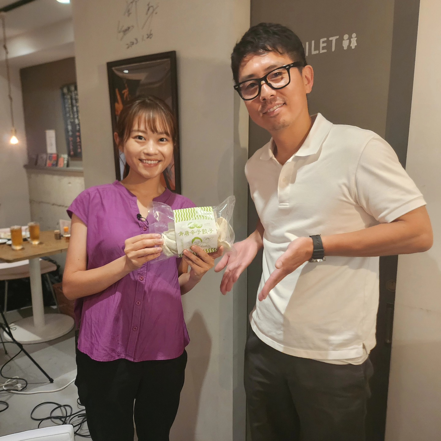 先日、広島ホームテレビさんが、取材にきてくださいました!#吉岡麗 さん!
金曜日のピタニューで少し出させていただきます!
ありがとうございました!
#ぎょうざ #餃子 #焼き餃子 #辛いもの好き #青唐辛子 #青唐辛子餃子 #吉岡香辛料研究所 #広島ホームテレビアナウンサー #広島土産