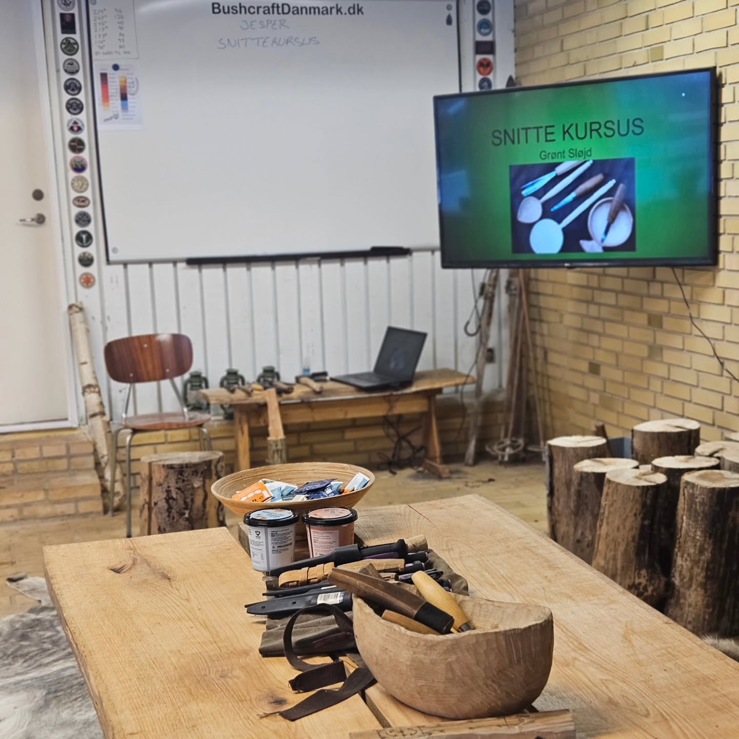 Carving class today. Before, doing and after....
#Bushcraft #carvingclass #slöjd #snittekursus #keepitsimple