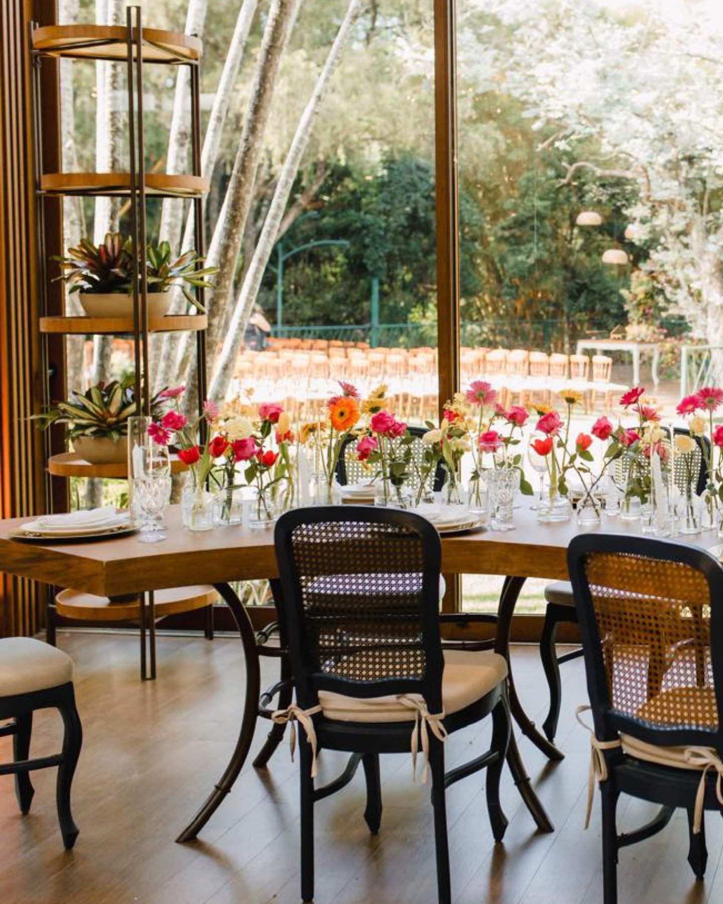 Centros de mesa que expressam leveza e intenção.
Em uma paleta vibrante de pink, coral, amarelo e laranja, equilibrada por folhagens verdes, as flores selecionadas em solitários translúcidos trouxeram respiro para a mesa sinuosa da família, criando movimento e fluidez visual entre os convidados.
Uma composição delicada, elegante e segura onde cada escolha reforça a beleza do cenário.
@altodaspalmeiras
@buffet_piemonte
@rafaelbernardiassessoria
@djgelproducoes
@marcialocacoes
@santalocacoes
#DecoraçãoFloral #CentroDeMesa #DesignFloral #DecoraçãoDeEventos PaletaVibran
