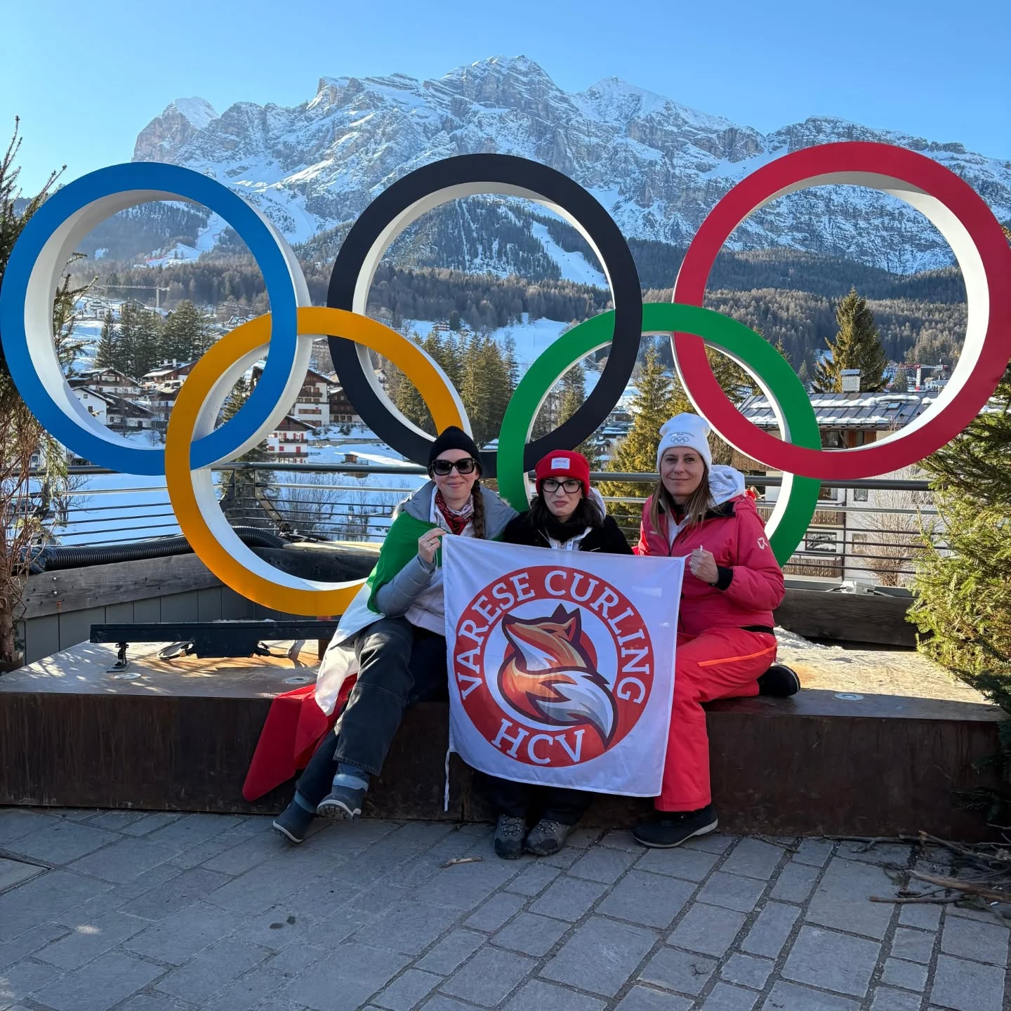 Oggi si chiudono le Olimpiadi di Olimpiadi Invernali Milano Cortina 2026 🥇
Anche noi di Varese Curling eravamo lì… e che emozione è stata! Respirare quell’atmosfera, vivere l’entusiasmo sugli spalti e vedere il grande curling protagonista è stato bellissimo.
Si è sentita un’energia incredibile attorno al nostro sport! ❤️🥌
E lo spettacolo continua: ora ci prepariamo a vivere le emozioni delle Paralimpiadi Invernali Milano Cortina 2026, dove il curling saprà ancora sorprenderci.
Il sogno olimpico prosegue… e anche il nostro entusiasmo! Vi aspettiamo sul ghiaccio per provarlo insieme a noi.
📍 Nuovi corsi e open day sono pronti a partire
📩 Scrivici su curlingvarese@gmail.com
🥌 Il momento giusto per iniziare è adesso
Vi aspettiamo in pista!
#VareseCurling #MilanoCortina2026 #Curling #olimpiadi