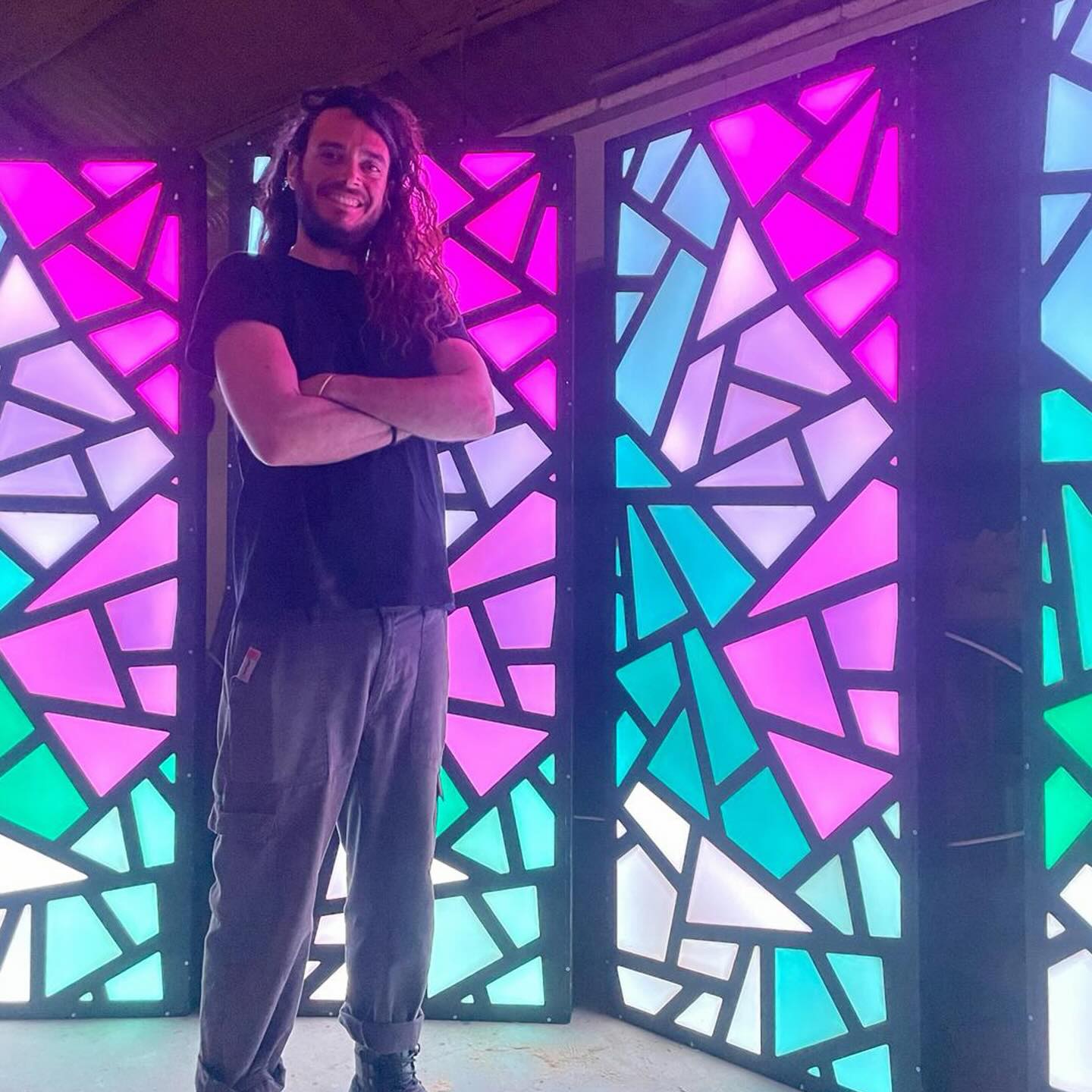 הכירו את אחד היוצרים הכי מסקרנים באיזור התעשיה המתחדש שלנו.
*אביב מרגלית* AM creative Lab
הוא מעצב תעשייתי המוביל תהליכי יצירה, ניהול אומנותי ועיצוב מרחבים ביחד עם עמית ונונו ויהודה בר.
בנוסף הוא גם ניהל אומנותית את פרוייקט הדגל ״לילה לבן״ עם עיריית תל אביב.
אבל מה שחשוב לאביב הוא קודם כל היצירה המשותפת, מבחינתו המהות היא החיבור.
אצל אביב שום חומר לא נזרק סתם – שאריות הופכות לחומר גלם חדש אצל יוצרים אחרים במעיין.
ככה חושבת קהילה אמיתית: ידע, טכנולוגיה, השראה ושיתופי פעולה.
את המאמר המלא אפשר לקרוא בבלוג שלנו פה בלינק
https://www.hamaayanart.com/post/ראיון-אישי-עם-אביב-מרגלית-איך-עיצוב-תעשייתי-עובד-טוב-יותר-ביצירה-משותפת @am_creative.lab @iamitvanunu @yehuda__bar @hadas_drachli