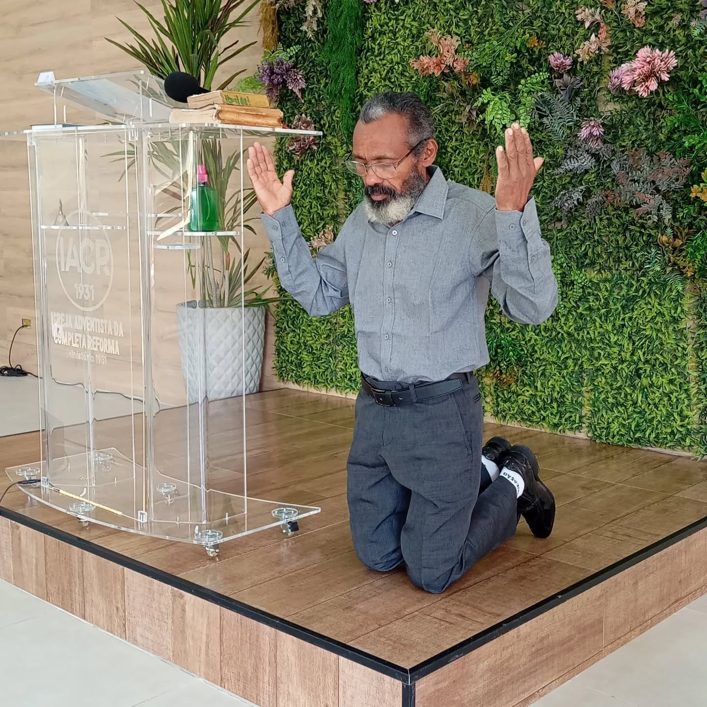 Só em Cristo, na nossa comunhão diária, é que podemos nos transformar em um ser novo a cada dia. Todos os dias temos a oportunidade de sermos irmãos, filhos, servos melhores e somente em Cristo, nosso Oleiro, é que podemos alcançar um amadurecimento significativo, para a nossa caminhada como cristãos.
Se converter é não aceitar mais quem nós somos, mas o que Cristo nos disser que devemos ser. É ir contra nós mesmos, todos os dias, lutar contra o EU e deixar a vontade do Pai permanecer em nós. É ter um foco de vida, em alcançar algo muito maior do que nós possamos ver ou imaginar: a nossa salvação. Só em Cristo, deixamos o velho homem para trás e damos um novo significado para a nossa nova vida. Só Nele, podemos ser, verdadeiramente, novas criaturas e quando entendemos a dimensão desse poder transformador, podemos lançar Nele, qualquer fardo, concupiscência, pecados acariciados, mágoa, raiva, porque Ele sim, tem o poder de transformar qualquer coisa. Em Cristo Jesus, você pode ser alguém melhor, creia e busque!
.
.
.
#novacriatura #reavivados #mudança #caminhadacristã #jesuscristo
