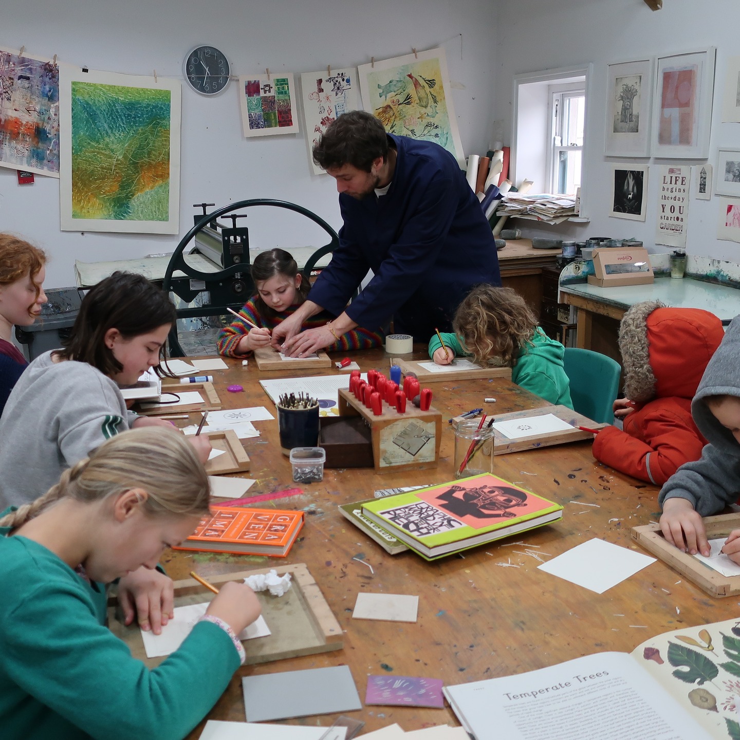 It's starting to come together! A day in the incredibly inspiring @waldenartswales with Spike leading the kids through lino printing ideas for our logo. Super exciting!
Mae'n dechrau dod at ei gilydd! Diwrnod yn @waldenartswales hynod ysbrydoledig gyda Spike yn arwain y plant trwy syniadau argraffu leino ar gyfer ein logo. Cyffrous iawn!