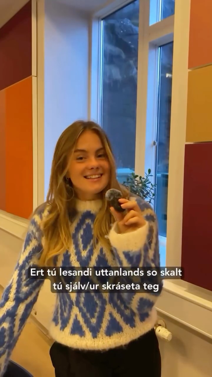 SØK Í DAG!! søkjast skal í seinasta lagi 21 dagar áðrenn sjálvan valdagin.
Fyri at kunna atkvøða skalt tú vera á vallistanum og umsóknin skal verða kommununi í hendi seinasta lagi 21 dagar áðrenn sjálvan valdagin. Minst til at kanna upplatingartíðirnar hjá kommununi!
Freistin er sera stutt, men tað tekur bert nakrar fáar minuttir at søkja og í hesum sjónbandinum vísa vit tær hvussu tú gert.
Tú hevur valrætt, um tú:
• ert uttanlands í lestrarørindum
• hevur búð í Føroyum og verið skrásett/ur í fólkayvirlitinum í minsta lagi 5 ár tilsamans
• ikki hevur havt tilhald uttanfyri Føroyar í meira enn 8 ár
Gev gætur: Tá tú ert komin á vallistan kanst tú greiða tína atkvøðu. Tú fær tó einki valkort sendandi, so tí mást tú hava samleikaprógv við tær tá tú fert á Føroyska sendistovu ella kommunuskrivstovu at greiða tína atkvøðu.