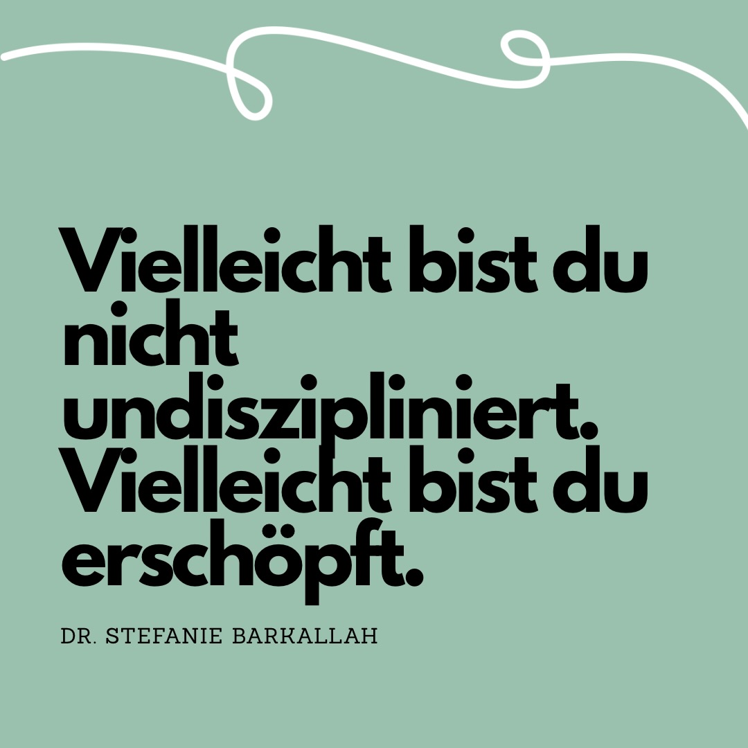 Vielleicht bist du nicht undiszipliniert.
Vielleicht bist du erschöpft.
Unser Nervensystem ist nicht dafür gebaut, dauerhaft im Leistungsmodus zu sein.
Unter chronischem Stress bleibt der Körper in sympathischer Aktivierung:
Herzfrequenz erhöht.
Cortisol steigt.
Aufmerksamkeit verengt sich.
Das Problem: Lernen, Kreativität und emotionale Regulation brauchen parasympathische Sicherheit.
Ohne Regulation kein Wachstum.
Viele von uns haben gelernt:
Durchhalten ist Stärke.
Pausen sind Schwäche.
Weitermachen ist Pflicht.
Aber neurobiologisch stimmt das Gegenteil.
Studien zeigen:
Regelmäßige Pausen verbessern Gedächtnisleistung, emotionale Stabilität und Stressverarbeitung deutlich.
Wenn du dir keine Pause erlaubst, nimmt dein Körper sie sich.
Mit Erschöpfung.
Mit Konzentrationsverlust.
Mit Krankheit.
Pausen sind keine Belohnung.
Sie sind Voraussetzung.
Selbstfürsorge ist kein Luxus.
Sie ist Nervensystempflege.
Und genau dort beginnt echte Resilienz.
Nicht im Funktionieren.
Im Regulieren.
Alles Liebe
Steffi 🧡
Quellen
McEwen & Akil (2020). Revisiting the stress concept. Neuropsychopharmacology.
Immordino-Yang et al. (2012). Rest is critical for brain integration. Perspectives on Psychological Science.
Porges (2011). The Polyvagal Theory.
#pausensindwichtig #nervensystem #stressregulation #resilienztraining #mentaleload selbstfürsorge burnoutprävention achtsamkeitimalltag neurobiologie emotionalegesundheit müttermentalhealth elternsein coaching psychologie slowdown