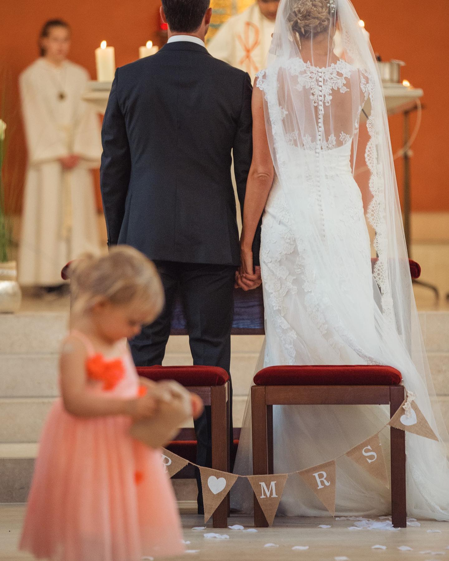 These little moments ❤️ that make your wedding day soooo unique. I love this moment when you planed everything to the absolut perfection and then some magic happens. Life. As the kid starts to drop the flowers 🌸 a little bit before they are supposed to be. What do you think 🤔 of this. Are you the hardcore planer or the go the flow? Let me know!