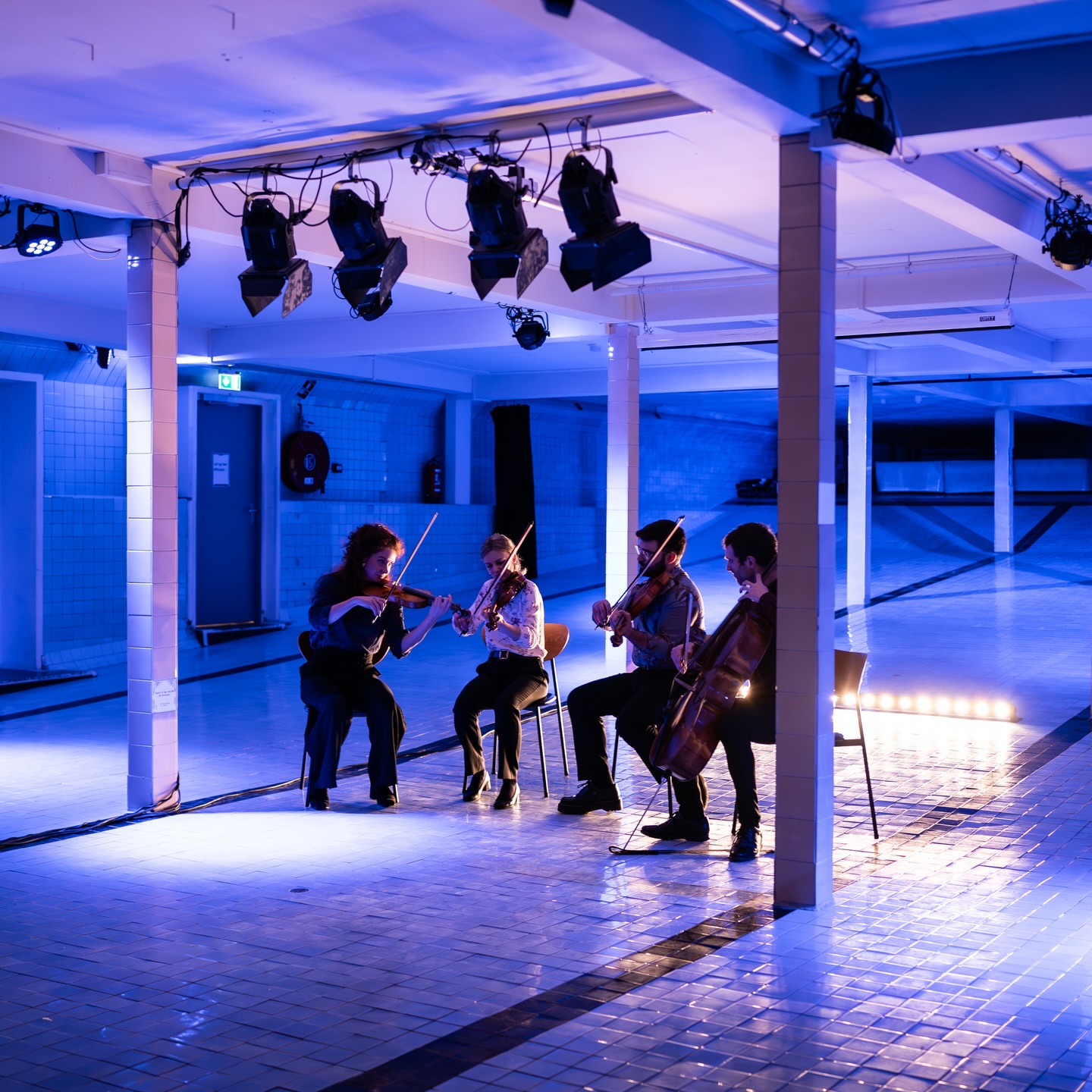 Have you ever listened to a concert in a swimming pool? 🏊🏻♂️
We haven’t either… but that’s about to change!
Together with @theaterderegentes in Den Haag, we’re preparing a surprising setup featuring The Four Seasons by Antonio Vivaldi, performed in a former swimming pool, with an atmospheric light design. It’s going to be an amazing experience! ✨
We were recently doing some tests, look how cool it’s looking like!
📸 @deschaapjesfabriek
It will be part of the brand new concert series “The Pool Sessions.”
🗓️22 March at 16:00
📍Theater De Regentes, Den Haag
De Regentes is located in a former swimming pool, once the largest indoor swimming pool in Europe and now beautifully transformed into a cultural venue. We can’t wait to fill this really singular space with Vivaldi’s music! Come enjoy it with us!
Tickets via the link in our bio 🎟️
