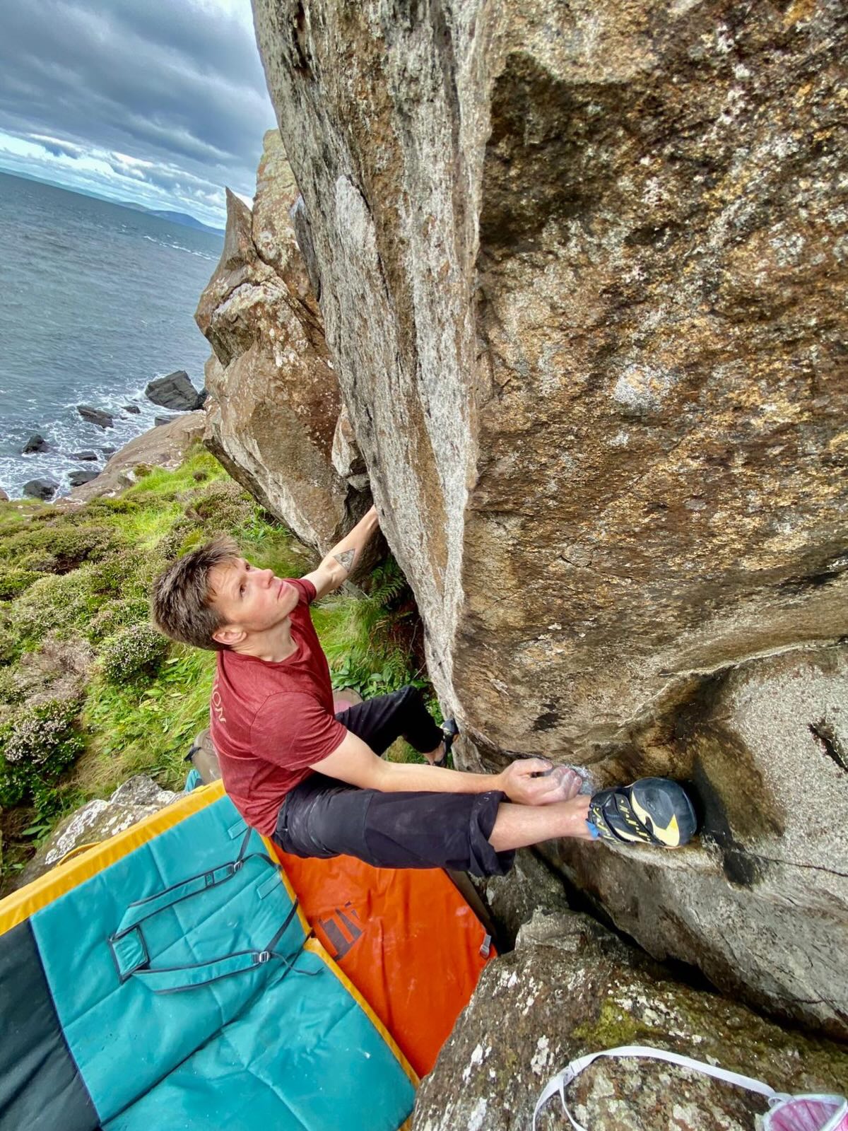 Fairhead Bouldering has it all.
Focus.
Connection.
Highballs that steady your breathing.
Solace in the chaos.
Community on the pads.
Exploration around every corner.
It asks for presence.
It rewards commitment.
It reminds you to accept the wildness, in the landscape and in yourself.
Come ready.
Leave changed.
1. @angus.g.miller zeroed in on Pillar of Autumn 6C
2. Veronica Lee highballing in Na Bolláin Rundá
3. @aoife.isa sending Little less convo 6A
4. Community vibe under Sherman
5. Veronica Lee and Si McCartney exploring Middle Earth
#Fairhead #IrishBouldering #ClimbOutside #Basalt