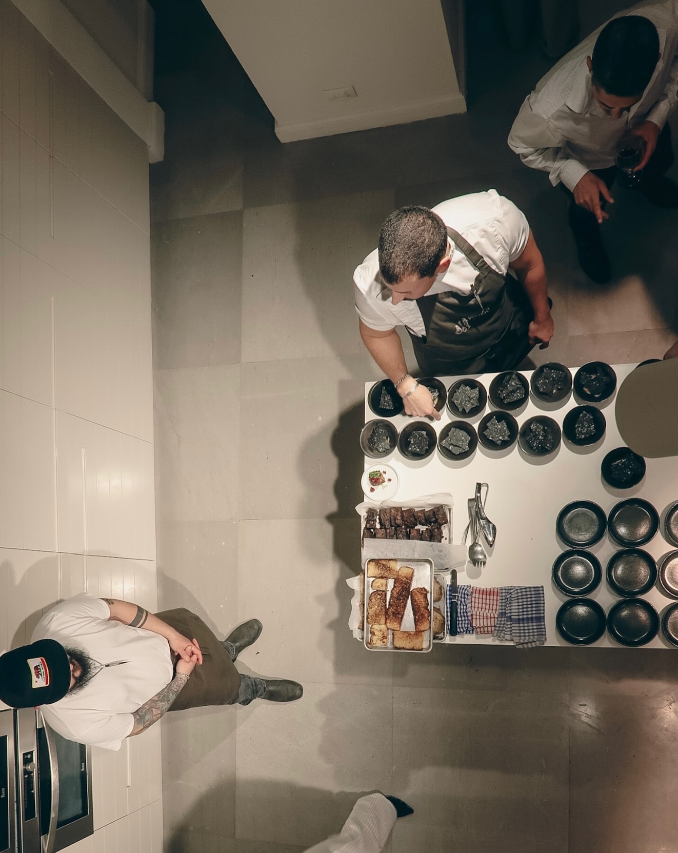 מלמעלה הכל נראה רגוע… אבל על הפס כבר מרגישים את הדופק עולה.
רגע לפני הסרוויס –
הצלחות מסתדרות בשורה,
הידיים עובדות בדיוק,
והמטבח נכנס לקצב שלו.
כל פרט במקום.
כל מנה מקבלת תשומת לב.
כי בסוף – מה שנראה פשוט על הצלחת, נבנה בעבודה מדויקת מאחורי הקלעים.
📷 @theframelab___