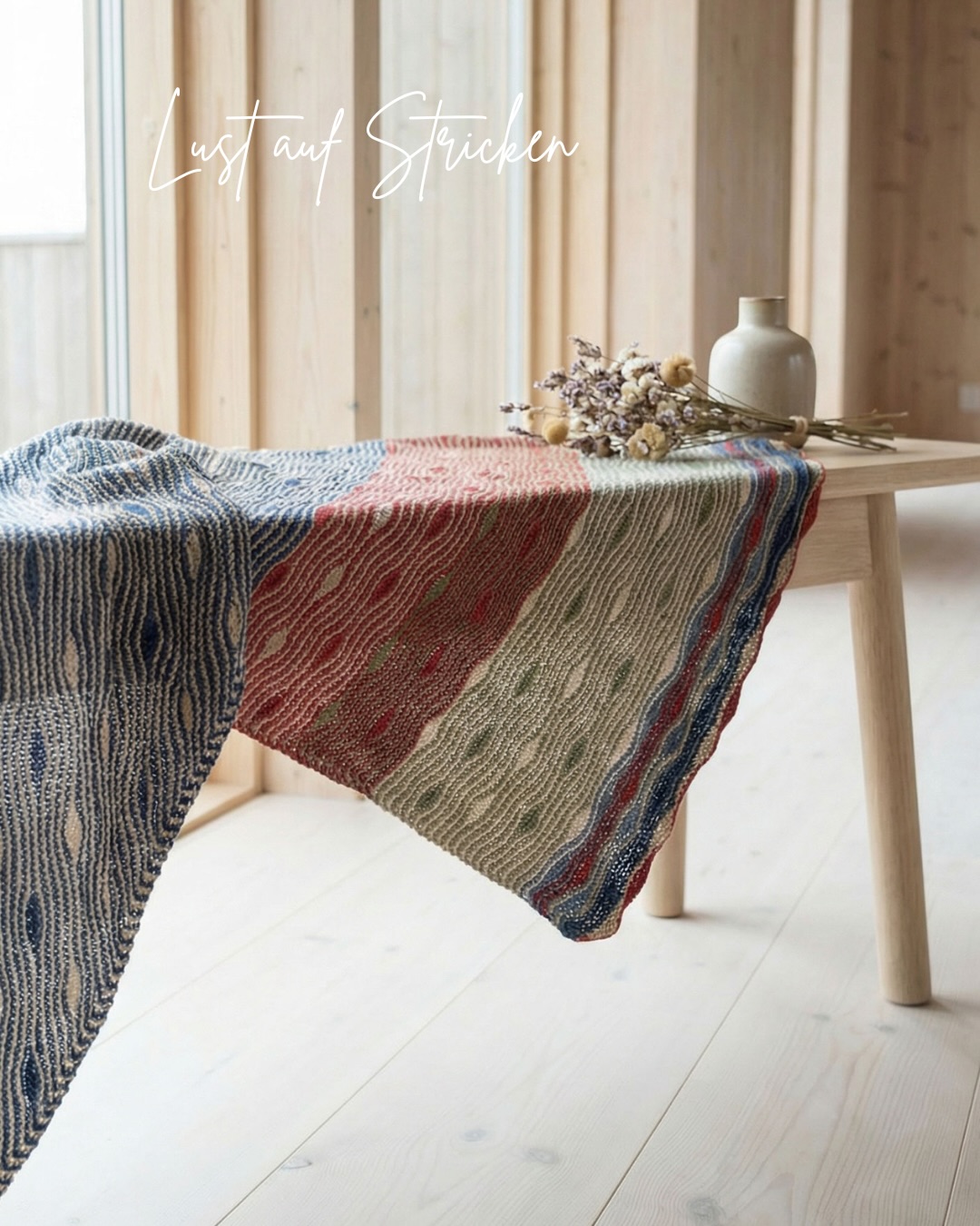 Eines meiner ältesten Designs – und ich trage es heute noch immer.
Vor 9 Jahren entstanden, dann gefühlt eine Ewigkeit nicht mehr im Verkauf … und seit heute wieder online – mit einem frischen Touch. 🙂
Dieses Tuch ist quasi ein Liebesbrief an Doppelmaschen:
verkürzte Reihen überall – nicht als Deko, sondern als Herzschlag des Designs.
Damit entstehen die ruhigen Farbflächen, die kleinen „Flecken“ und diese Bewegung, die am Ende aussieht, als wäre alles zufällig passiert. (Spoiler: war’s nicht. 😉)
Und damit du dabei nicht den Faden verlierst:
9 Seiten, reihenweise beschrieben – jede Reihe geführt.
Strickanleitung im Shop – Link in Bio.
#safridesign #strickanleitung #tuchstricken #verkürztereihen #vintagevalenta